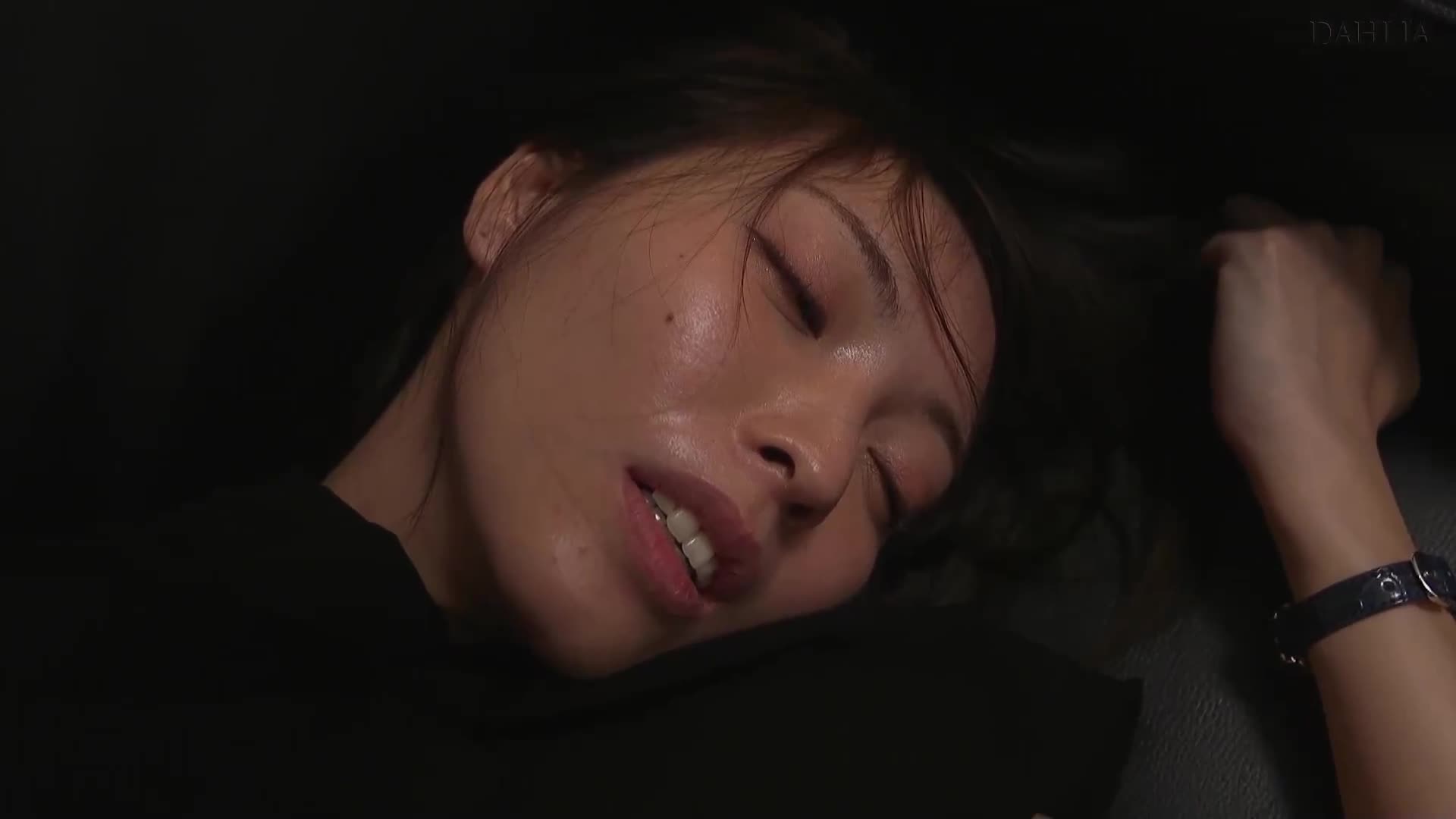 Forgetting reason, they pursue each other in the secret room of the president&#039;s office, kissing deeply with tongues, and mating full of saliva. Mine Reiko - AV大平台-Chinese Subtitles, Adult Films, AV, China, Online Streaming