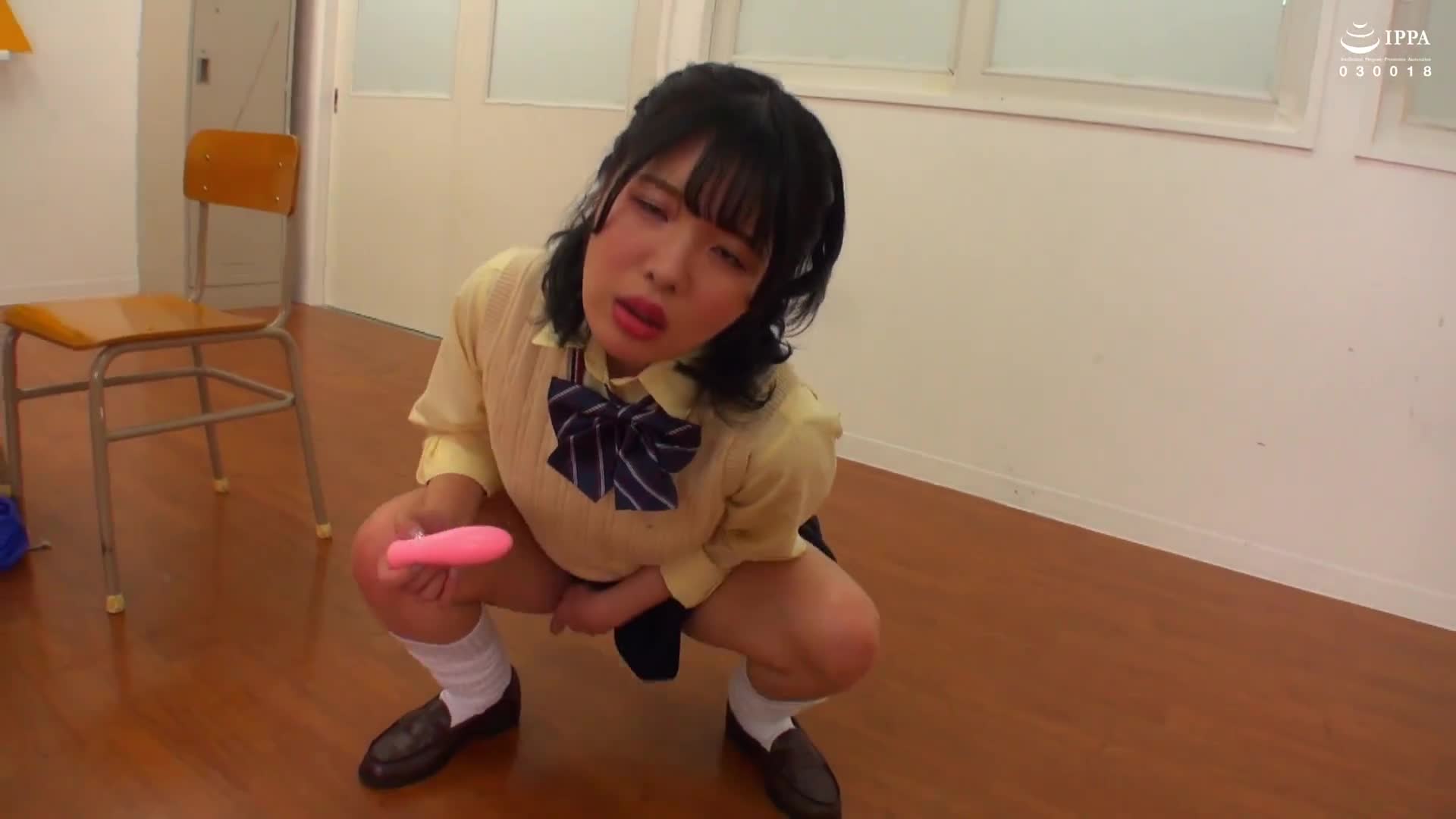 Parents are strictly prohibited from finding out about the three-way interview, and the remote-controlled vibrator makes them feel ashamed - AV大平台-Chinese Subtitles, Adult Films, AV, China, Online Streaming