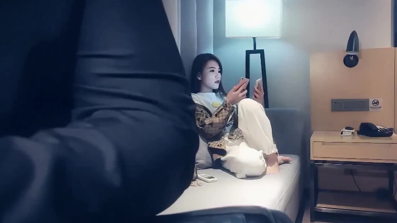 Pretty young woman eats chicken and has sex. Look at the shape of the room. Look at the shape of the room. Oh, it’s so big. Please be gentle and your stomach hurts. She is fucked in various positions... - AV大平台-Chinese Subtitles, Adult Films, AV, China, Online Streaming