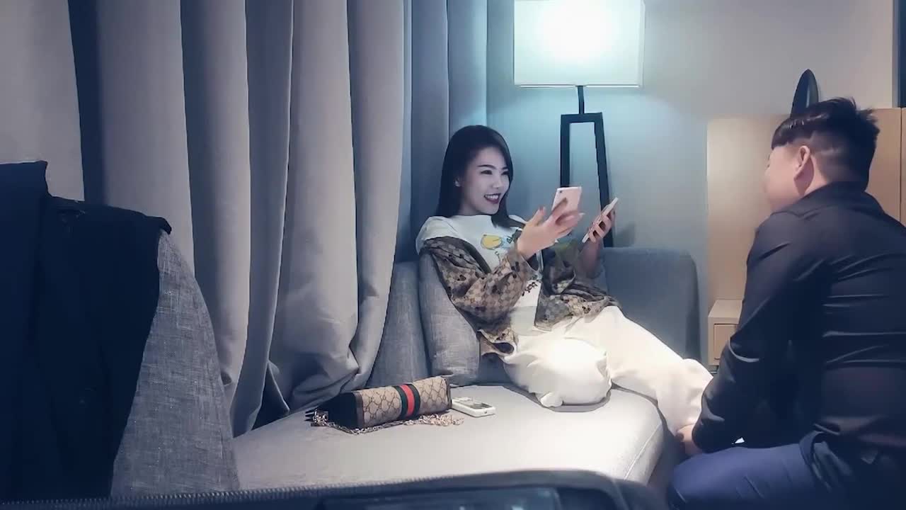 Pretty young woman eats chicken and has sex. Look at the shape of the room. Look at the shape of the room. Oh, it’s so big. Please be gentle and your stomach hurts. She is fucked in various positions... - AV大平台-Chinese Subtitles, Adult Films, AV, China, Online Streaming