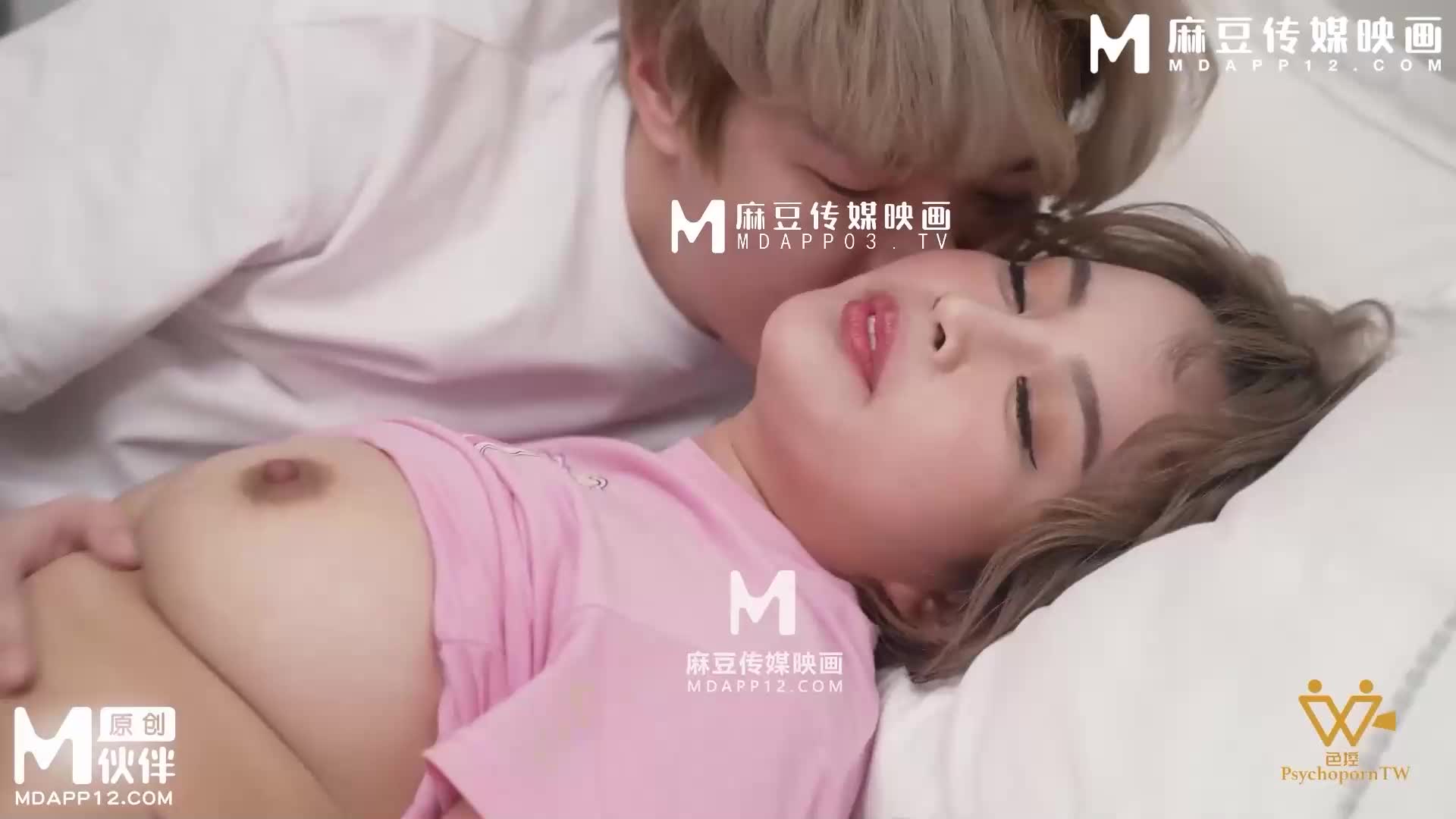 A girl living together wearing only underwear at home - AV大平台-Chinese Subtitles, Adult Films, AV, China, Online Streaming