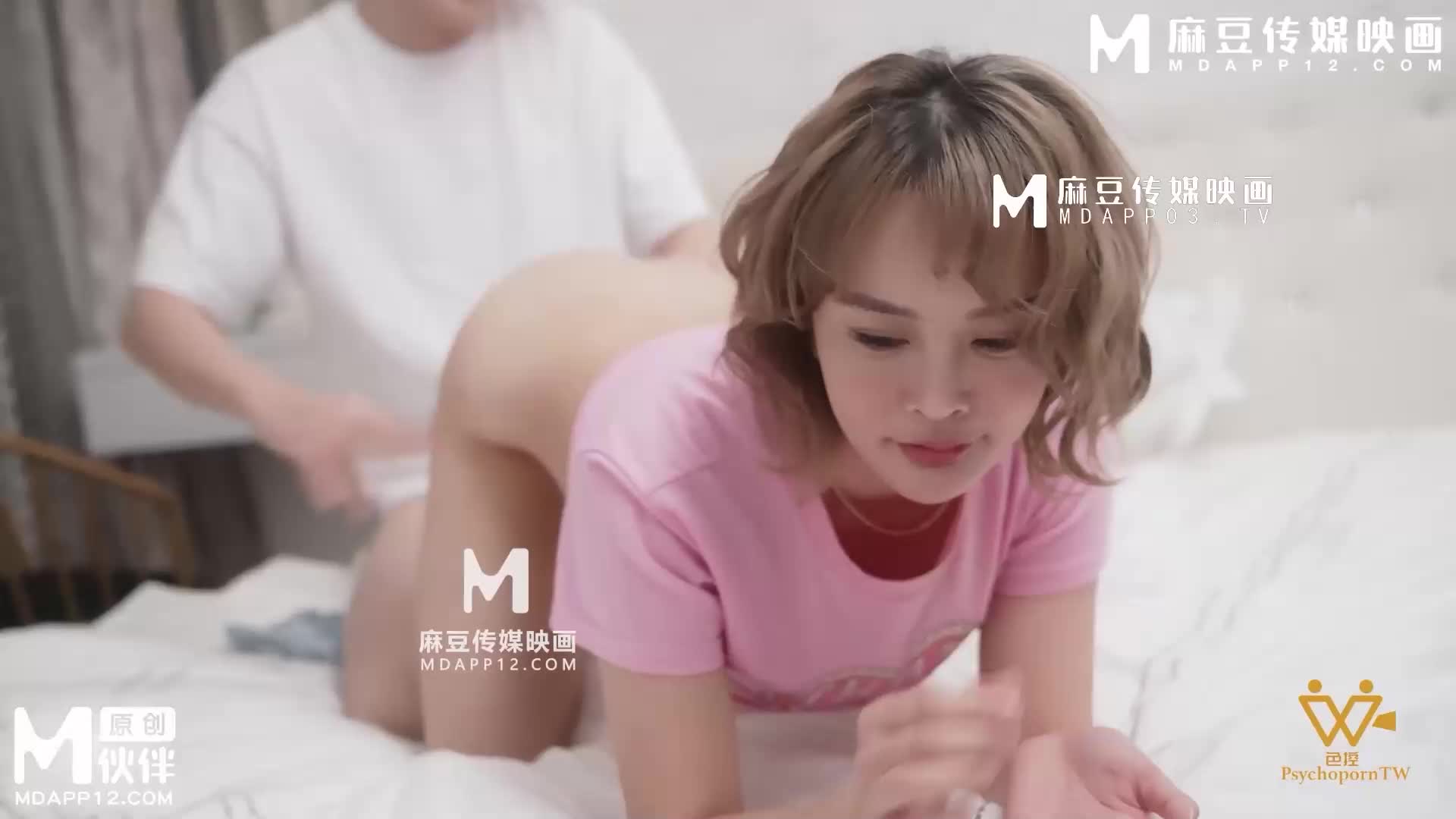 A girl living together wearing only underwear at home - AV大平台-Chinese Subtitles, Adult Films, AV, China, Online Streaming
