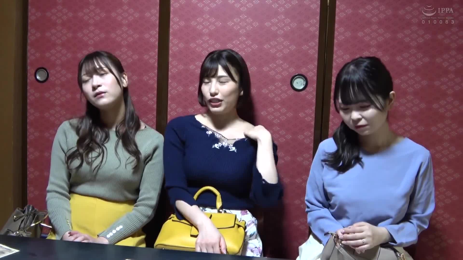 General male and female surveillance AV. A group of three big-breasted mother friends and a virgin man with a big dick who they met for the first time took a mixed bath in towels! Surrounded by mature... - AV大平台-Chinese Subtitles, Adult Films, AV, China, Online Streaming