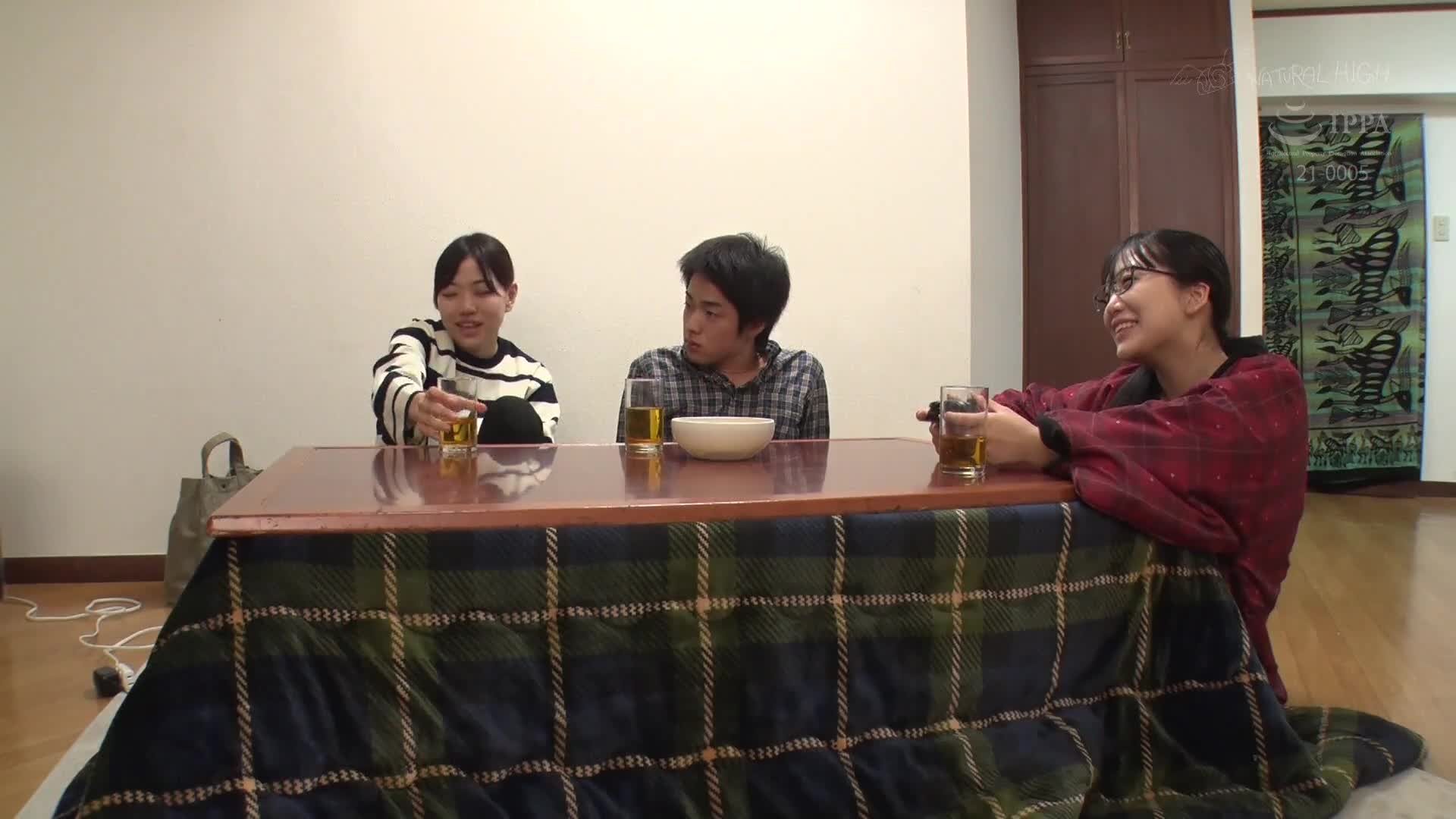 Her busty sister calmly presses her ass into the kotatsu, tempting him to cum inside the kotatsu. - AV大平台-Chinese Subtitles, Adult Films, AV, China, Online Streaming