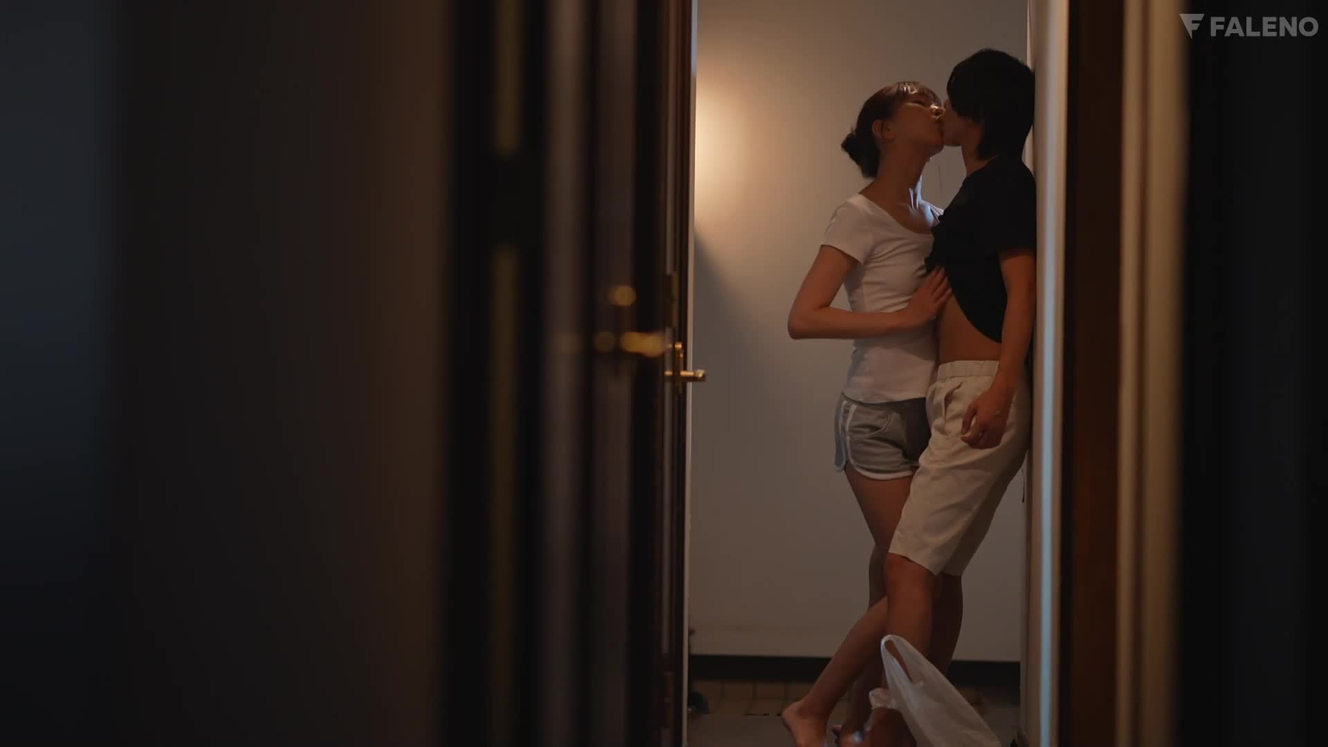 I missed the last bus and went to the female boss&#039;s house for another drink... I couldn&#039;t contain my excitement when I saw her wearing a braless housecoat, so I fucked her all night without telling he... - AV大平台-Chinese Subtitles, Adult Films, AV, China, Online Streaming