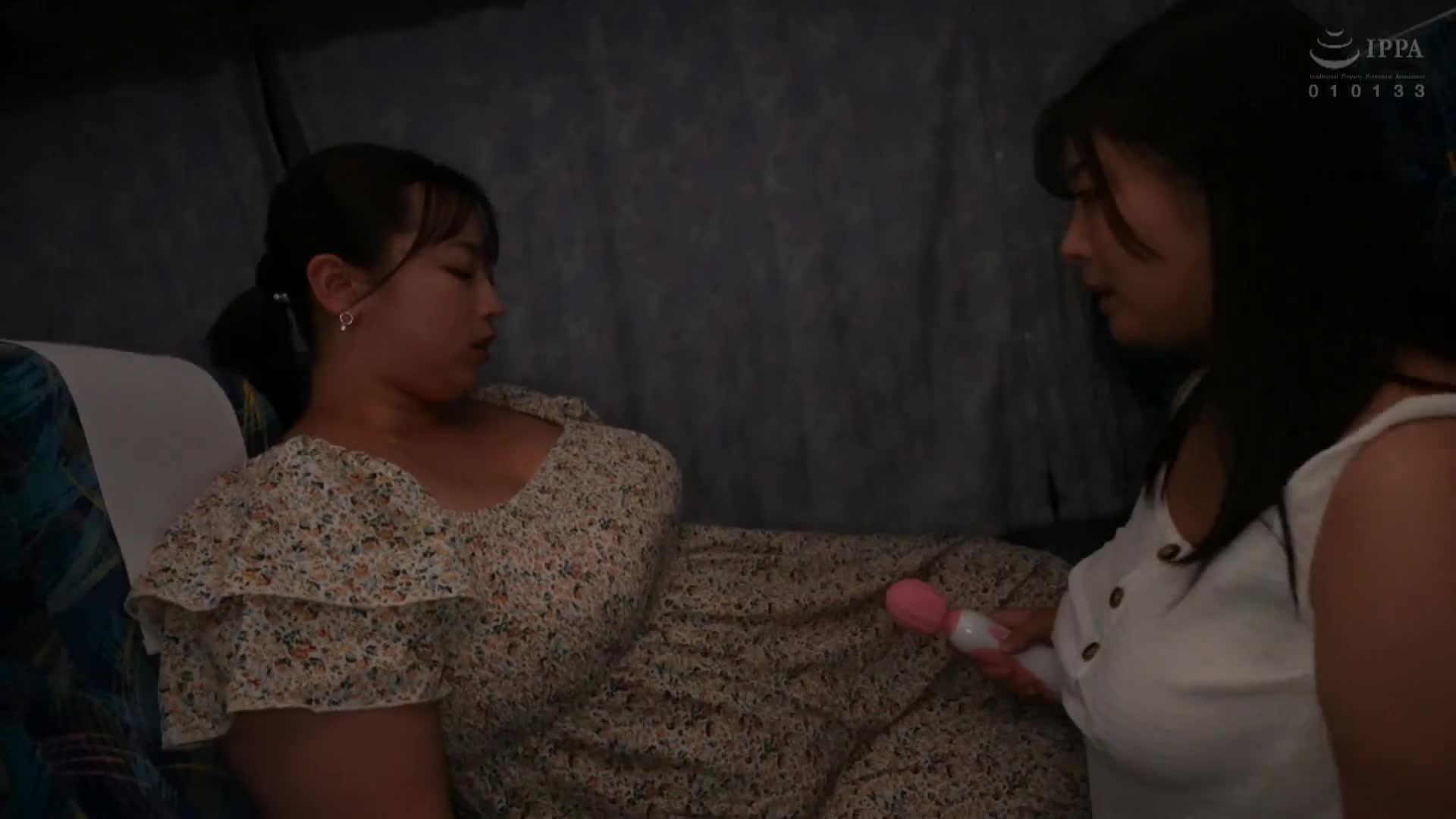 [360° Virtual Audio] &quot;I can hear whispers...&quot; A sweaty busty college girl is harassed by a busty lesbian in a small seat with a broken air conditioner on a late night bus - AV大平台-Chinese Subtitles, Adult Films, AV, China, Online Streaming