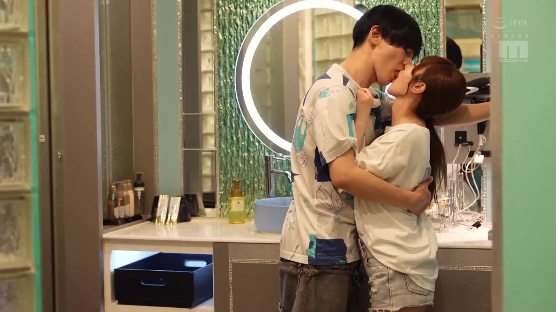 A sudden heavy rain during the fireworks display, after being abandoned by her boyfriend, she rushed into a love hotel with her young friend until the morning sun rose, and her wet body was repeatedly... - AV大平台-Chinese Subtitles, Adult Films, AV, China, Online Streaming