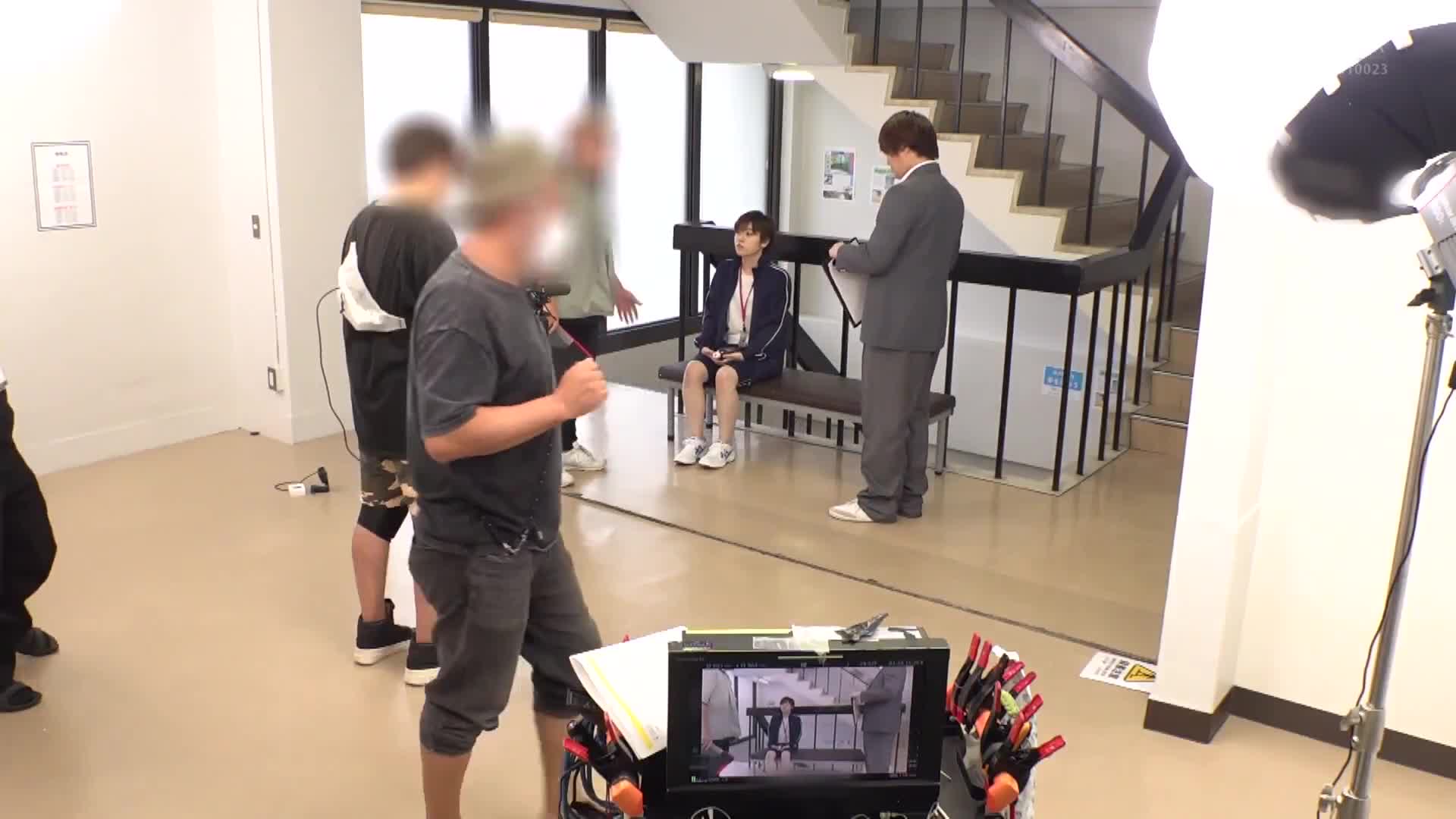 The female assistant director of the AV studio replaced the actress and bullied her by dressing her in men&#039;s clothes. - AV大平台-Chinese Subtitles, Adult Films, AV, China, Online Streaming