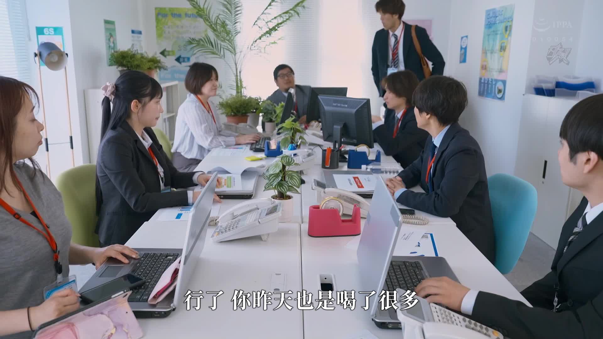 When I woke up, I found my female colleague in the room wearing underwear! She usually keeps a tough mouth, but suddenly she starts to act like a spoiled brat... - AV大平台-Chinese Subtitles, Adult Films, AV, China, Online Streaming