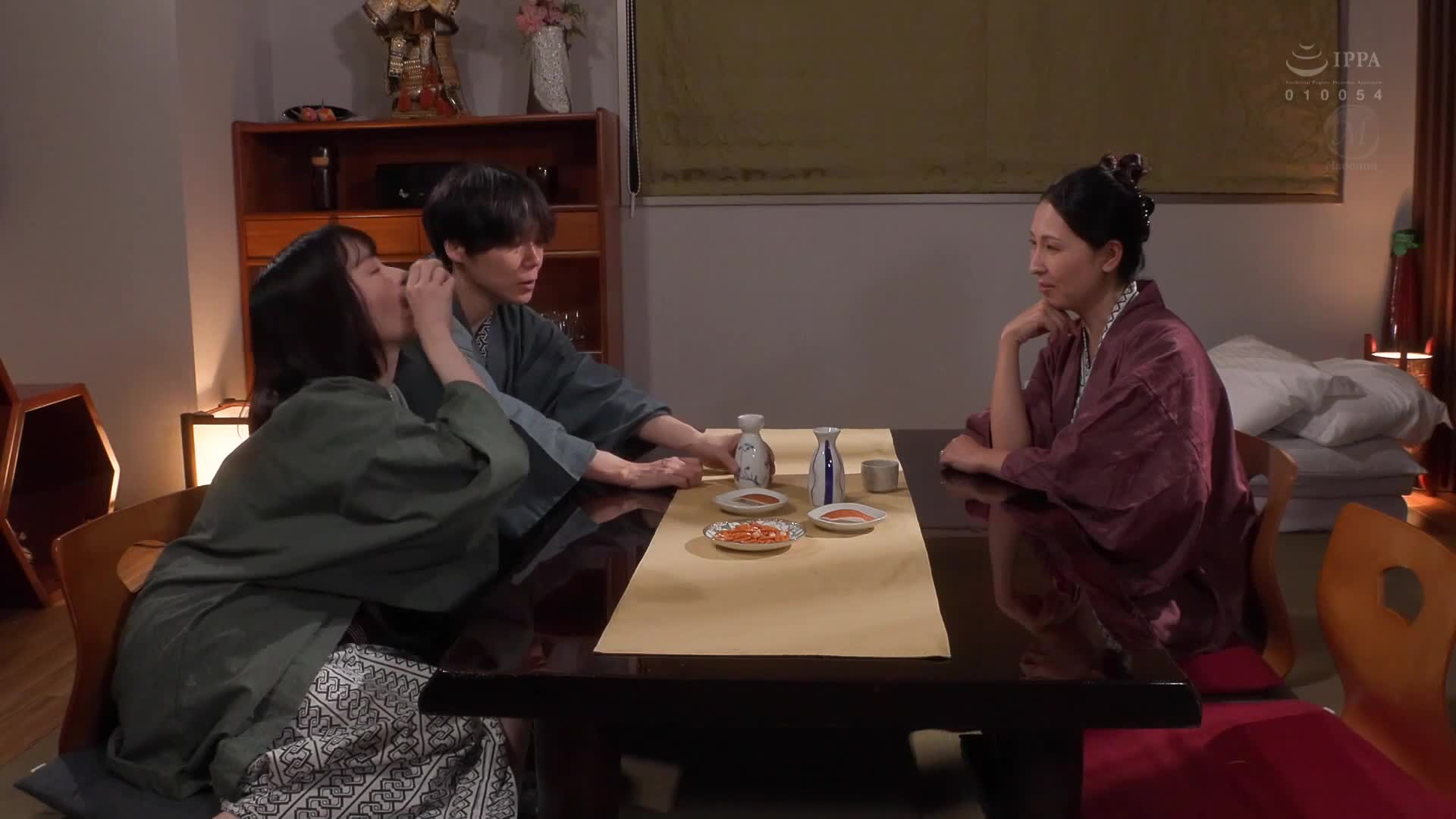 Wouldn&#039;t you like it if your first time was with an older person? Her elder sister (a married woman) secretly played with my mistress&#039;s younger sister&#039;s boyfriend, educating him to suit her preference... - AV大平台-Chinese Subtitles, Adult Films, AV, China, Online Streaming