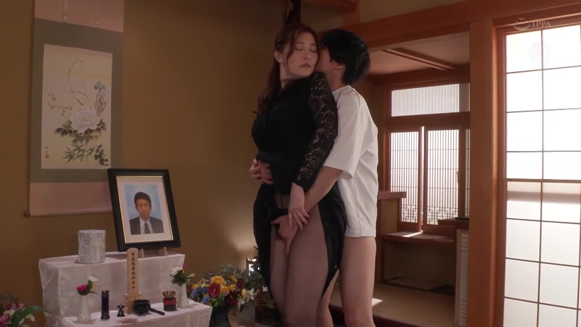 In front of her husband&#039;s remains, the mother continued to be ejaculated by her son. Matsumoto Shoko - AV大平台-Chinese Subtitles, Adult Films, AV, China, Online Streaming