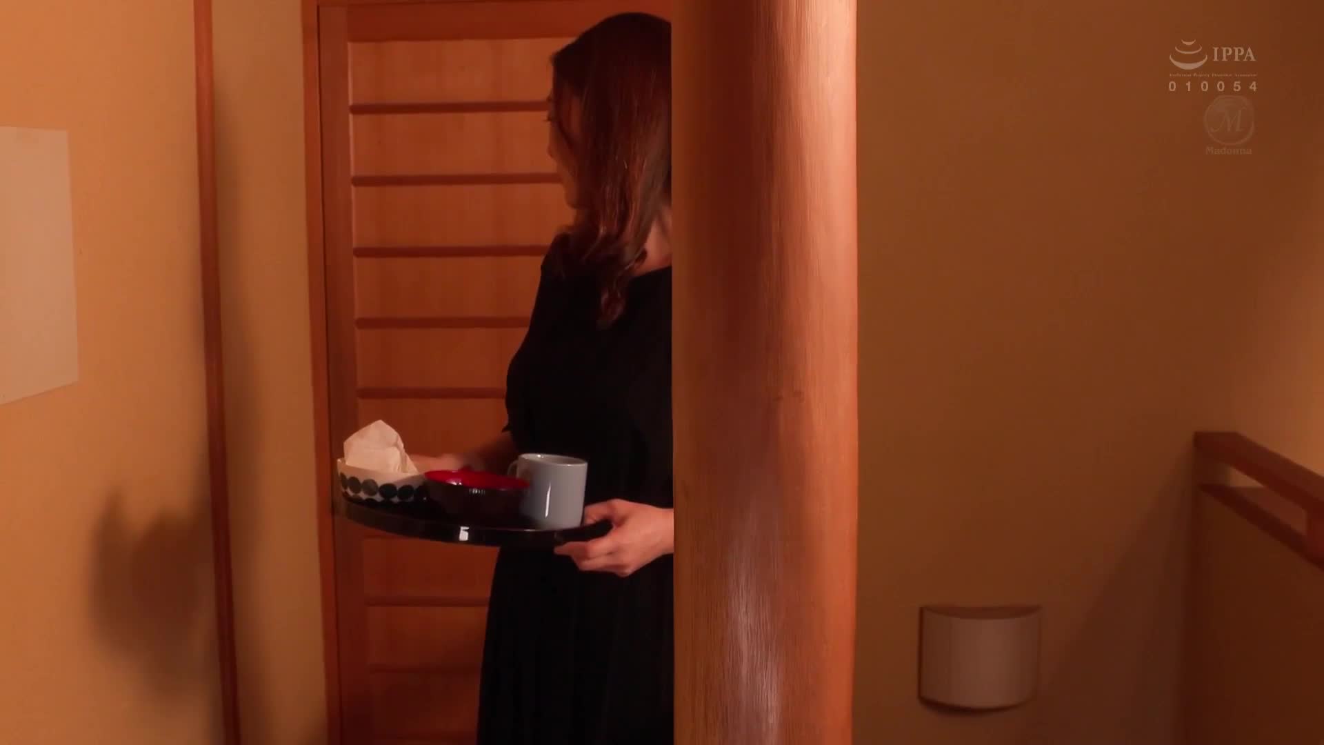 In front of her husband&#039;s remains, the mother continued to be ejaculated by her son. Matsumoto Shoko - AV大平台-Chinese Subtitles, Adult Films, AV, China, Online Streaming