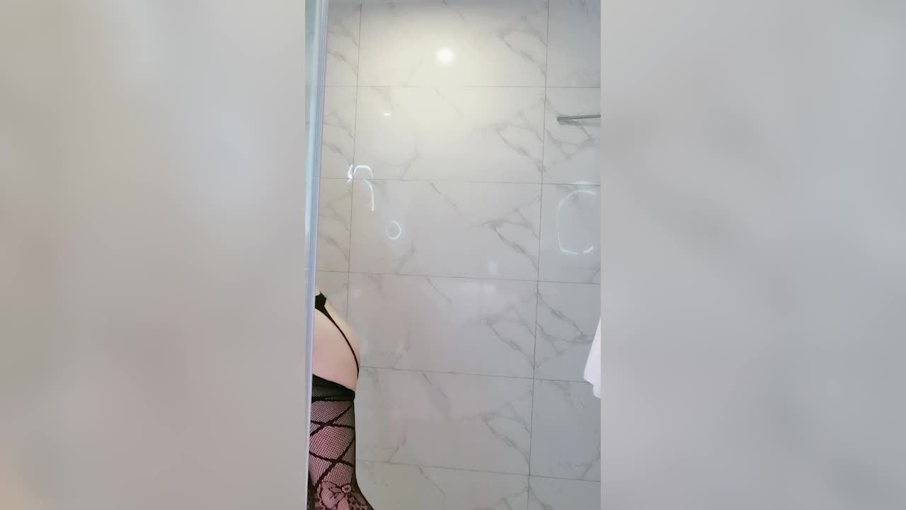 Super sexy and super-hot sister, peeing in jeans, wet, sexy suspender stockings, water filling her anus in the bathroom, ass up and spraying toys - AV大平台-Chinese Subtitles, Adult Films, AV, China, Online Streaming