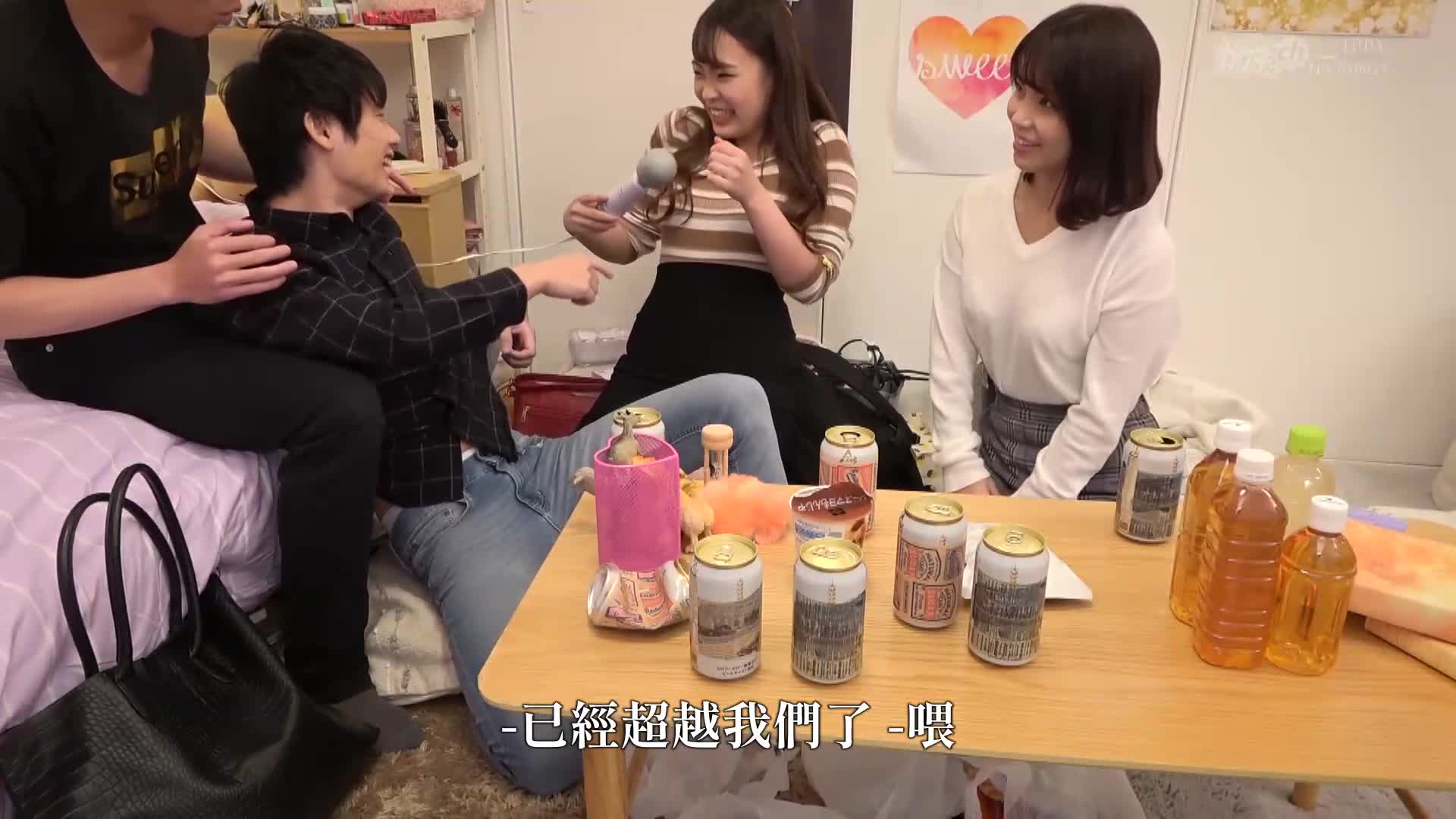 Human observation: Four men and one woman drank at home, succumbed to sexual desire, and performed perverted sexual acts under each other&#039;s gaze in the same room - AV大平台-Chinese Subtitles, Adult Films, AV, China, Online Streaming