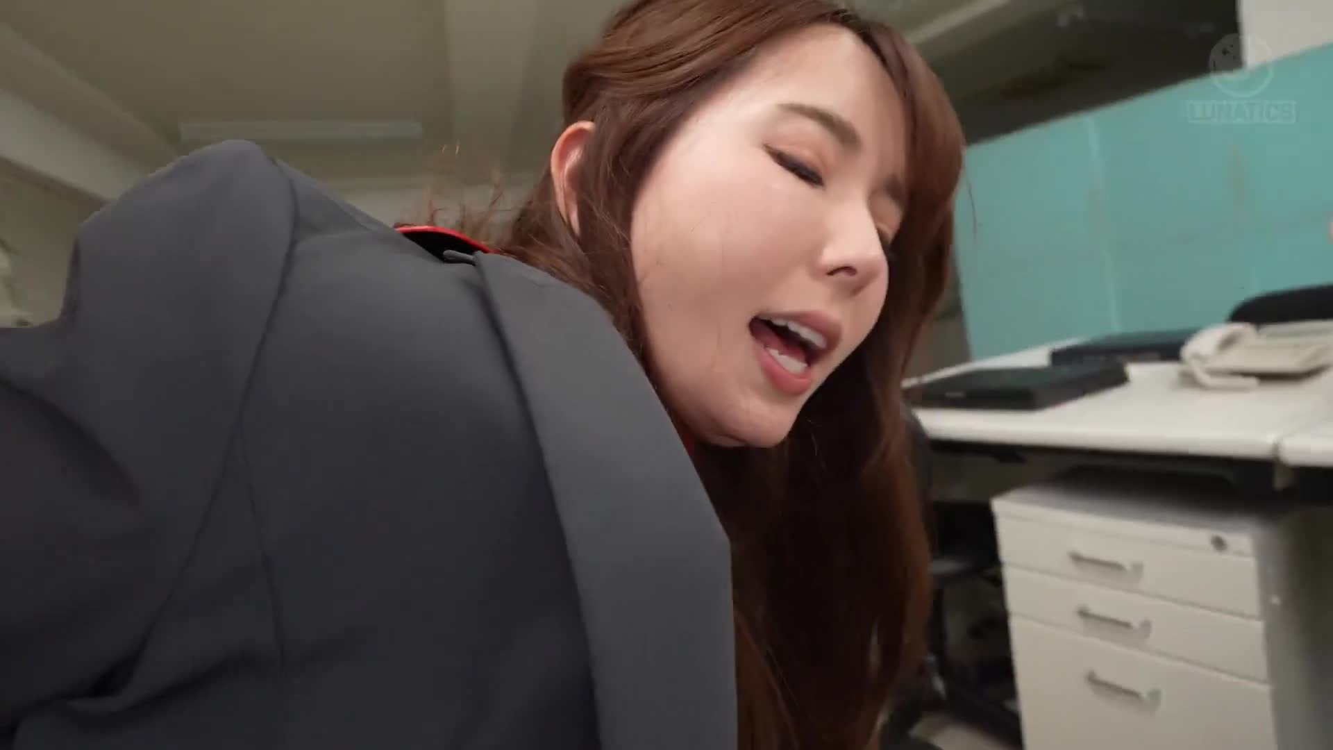 During overtime, we were alone in the office, the strict married female boss was wearing tight pants, unconsciously provoking me with her big ass, I resisted and fucked her immediately, and discovered her hidden masochistic tendencies, so I trained her SM and restrained her, training her to allow cu... - AV大平台-Chinese Subtitles, Adult Films, AV, China, Online Streaming