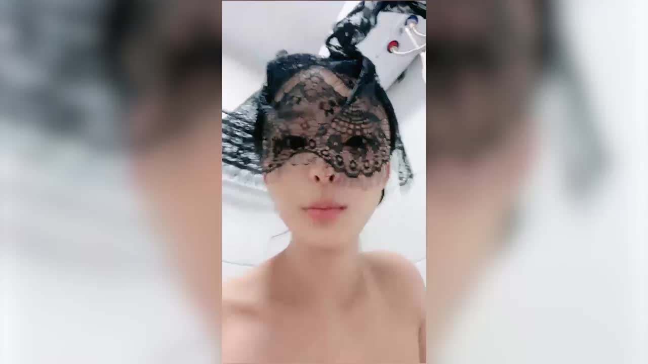 The infinite temptation of the coquettish girlfriend with big breasts, interacting with wolf friends, flirting and listening to commands, eating coquettish tits and sticking up her ass to look at the pussy - AV大平台-Chinese Subtitles, Adult Films, AV, China, Online Streaming