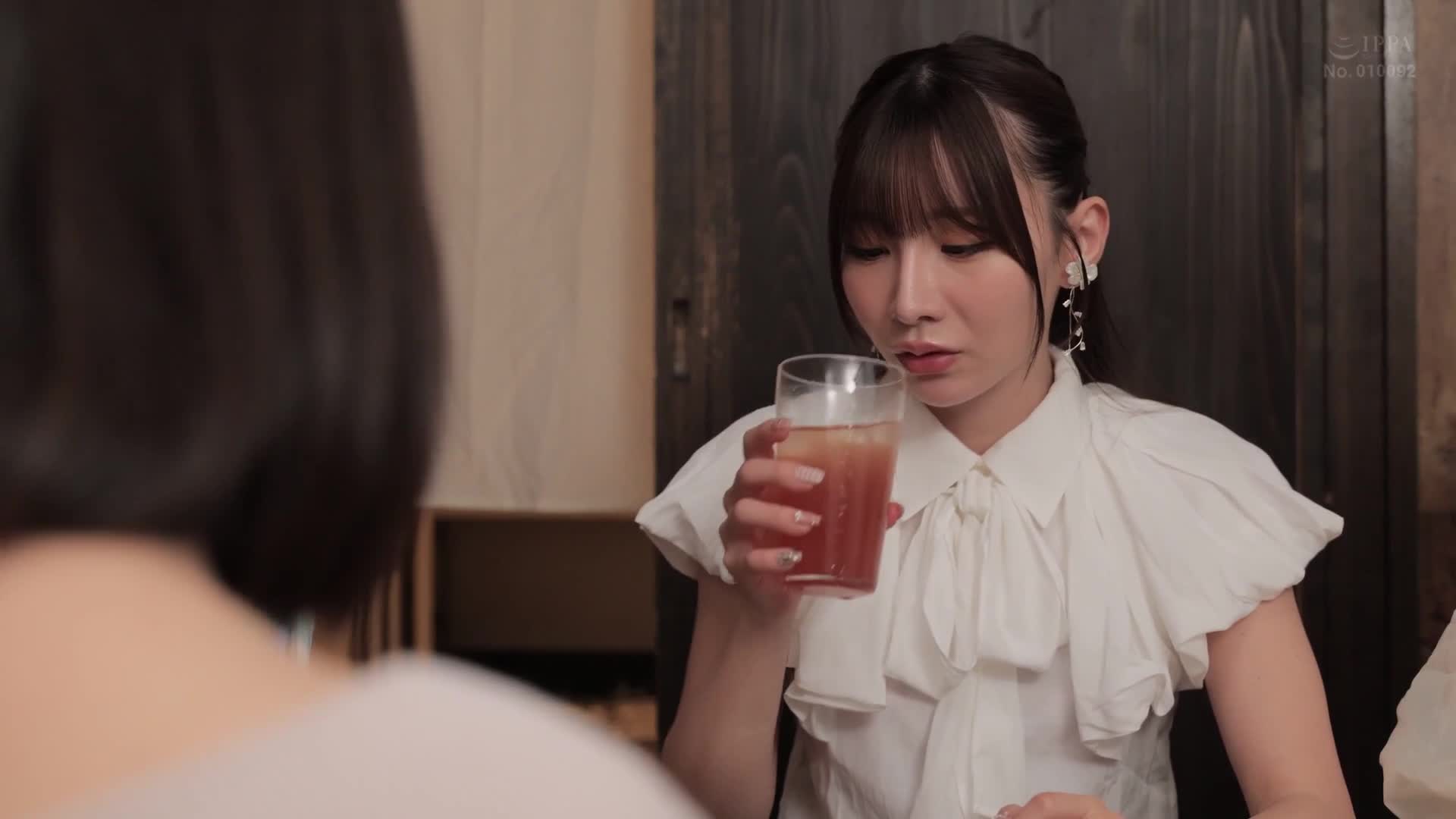 The two were left feeling separated by a one-way lesbian who was overflowing with love during their school days, and as adults they reunited, they re-explained their feelings from those days and kissed each other to each other, and felt their love. Nia Onodera Mai - AV大平台-Chinese Subtitles, Adult Films, AV, China, Online Streaming