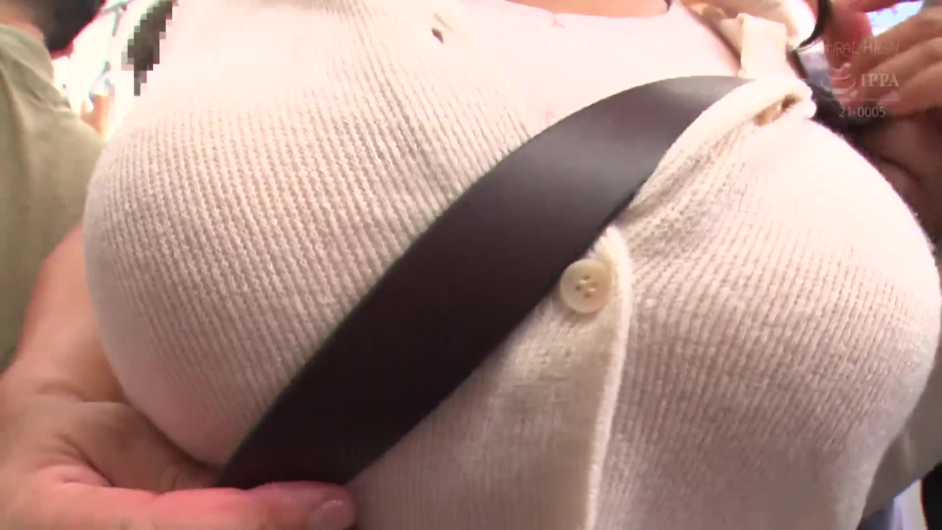 The busty girl&#039;s hands stubbornly hides her nipples, rub her oil all the time until she feels it and becomes no guard! 2 - AV大平台-Chinese Subtitles, Adult Films, AV, China, Online Streaming