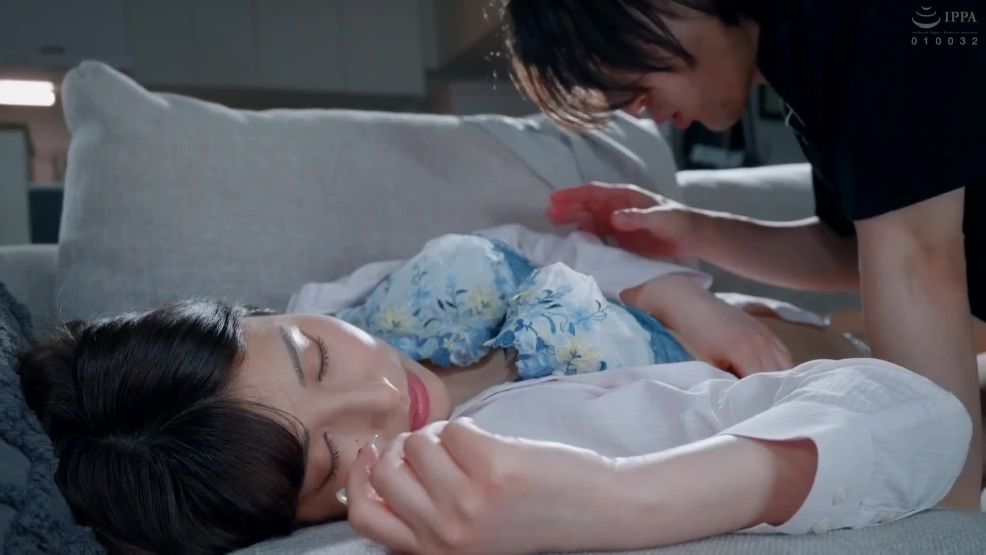 The sister who is very serious at work, but super lazy at home, reaches an explosive orgasm from her brother’s virgin penis! The elder sister actually took away her younger brother&#039;s virginity... This plot is a bit uncomfortable... - AV大平台-Chinese Subtitles, Adult Films, AV, China, Online Streaming