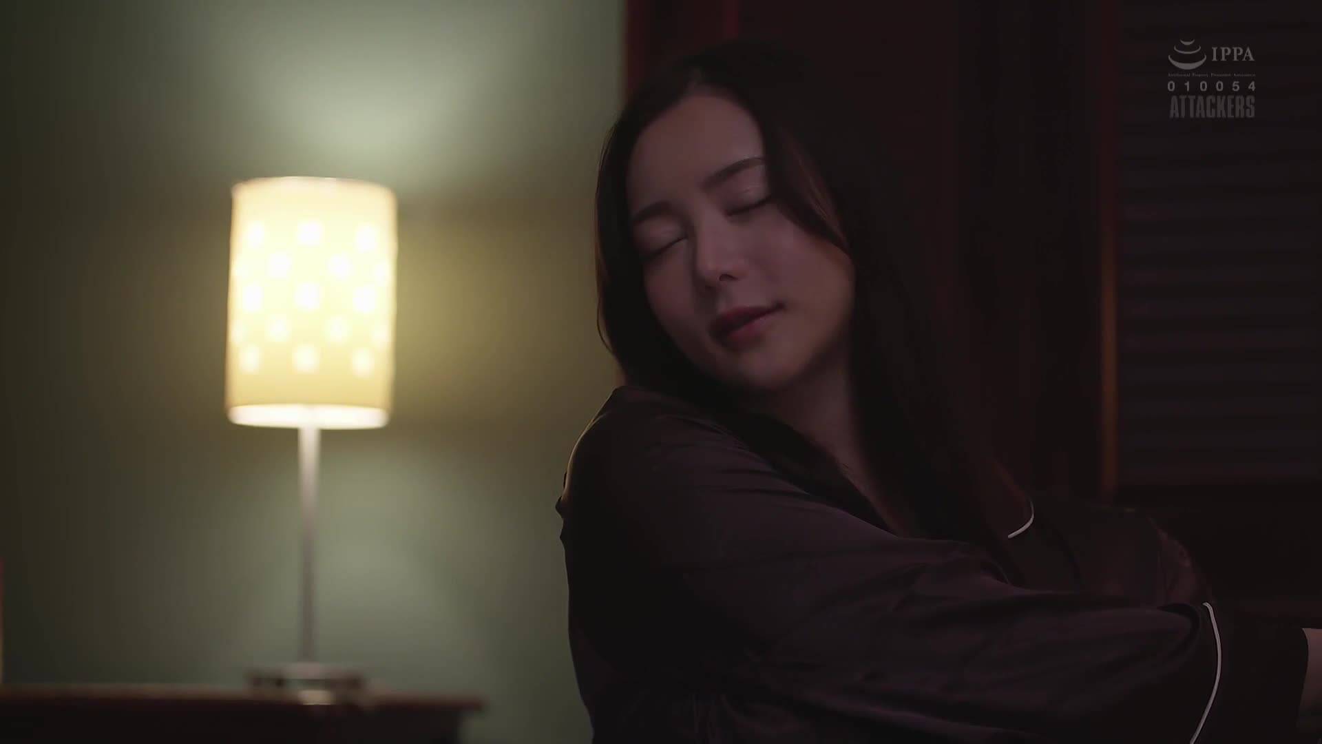 被丈夫介紹給一位按摩師，被他以撩人的手法按摩豐滿的下半身，無法忍受而主動要求性愛的人妻。白峰美羽 - AV大平台 - 中文字幕，成人影片，AV，國產，線上看