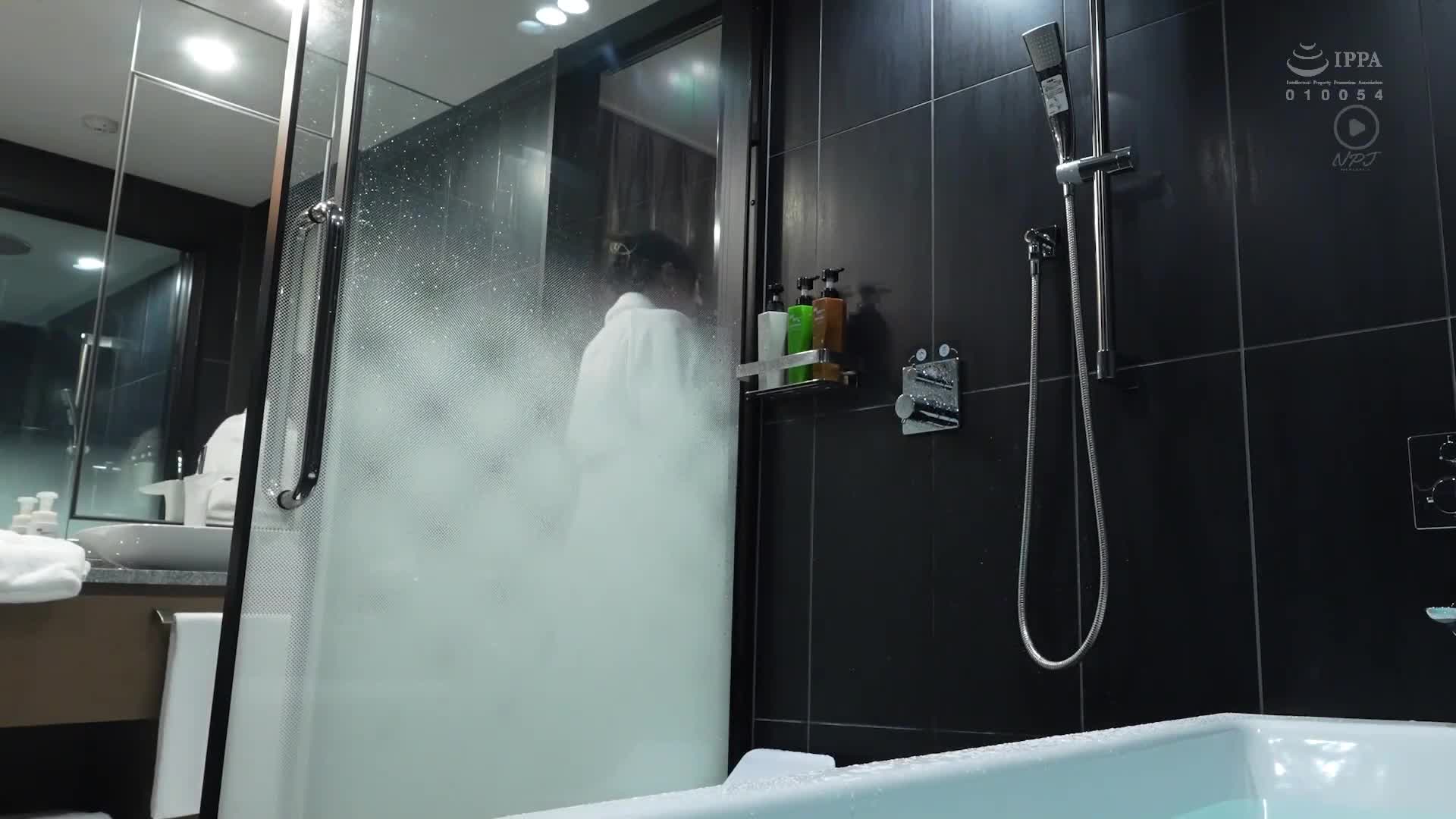 He wanted to sleep with the most beautiful girl in a high-end lounge, have dinner with her at a high-end restaurant, drink with her in a hotel suite, make out with her when they were a little drunk, and then have sex with her inside during their stay. - AV大平台-Chinese Subtitles, Adult Films, AV, China, Online Streaming