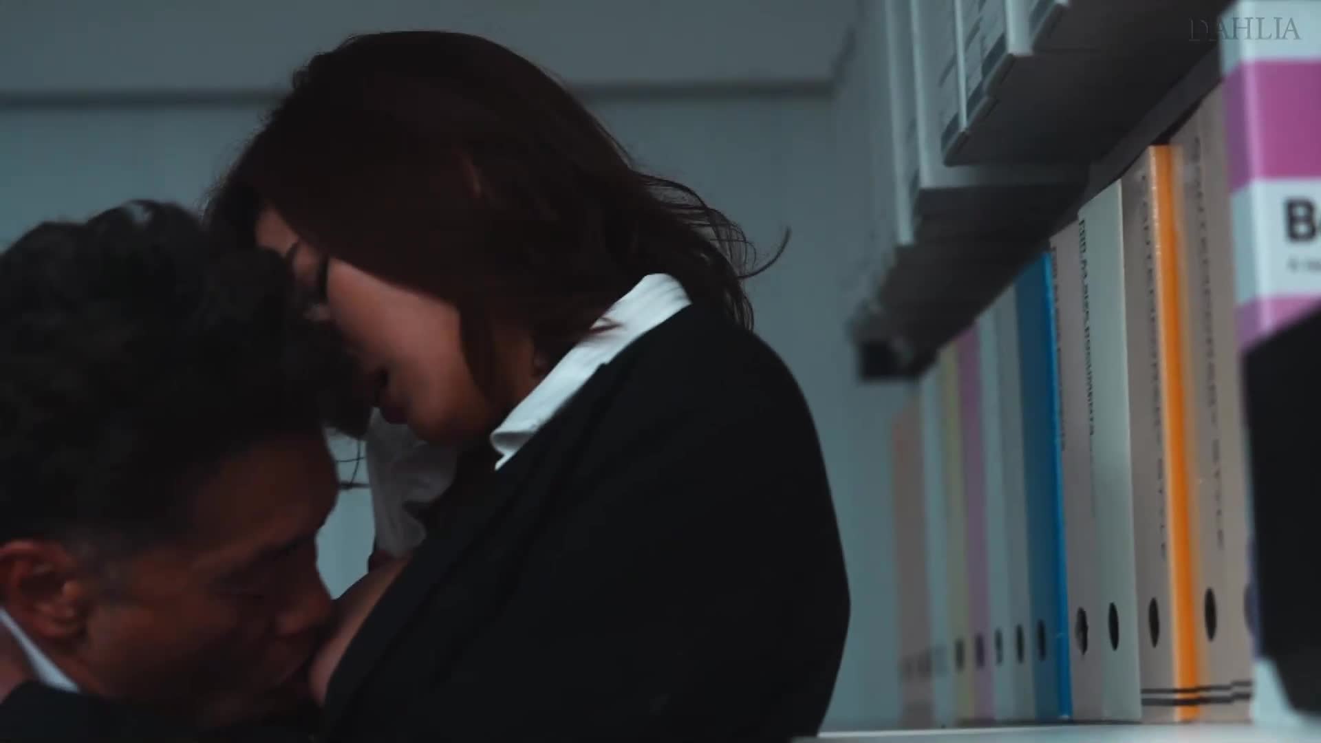 &quot;A sweet kiss, a betrayal affair. &quot;After finding out that my fiance&#039;s affair, I was sexually unrestrained and intimately quiSSing with the cool president, which I missed, and my daily life was broken. Mino Suzume - AV大平台-Chinese Subtitles, Adult Films, AV, China, Online Streaming
