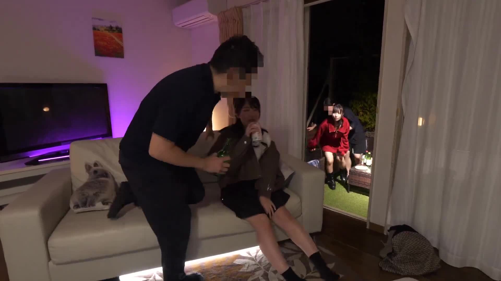 Rumor has it that paid drinking apps are delivered to your door. Amateur college girls squirt in a sex orgy. Two short and cute college girls drinking, making noise, fucking, and cumming like crazy! - AV大平台-Chinese Subtitles, Adult Films, AV, China, Online Streaming