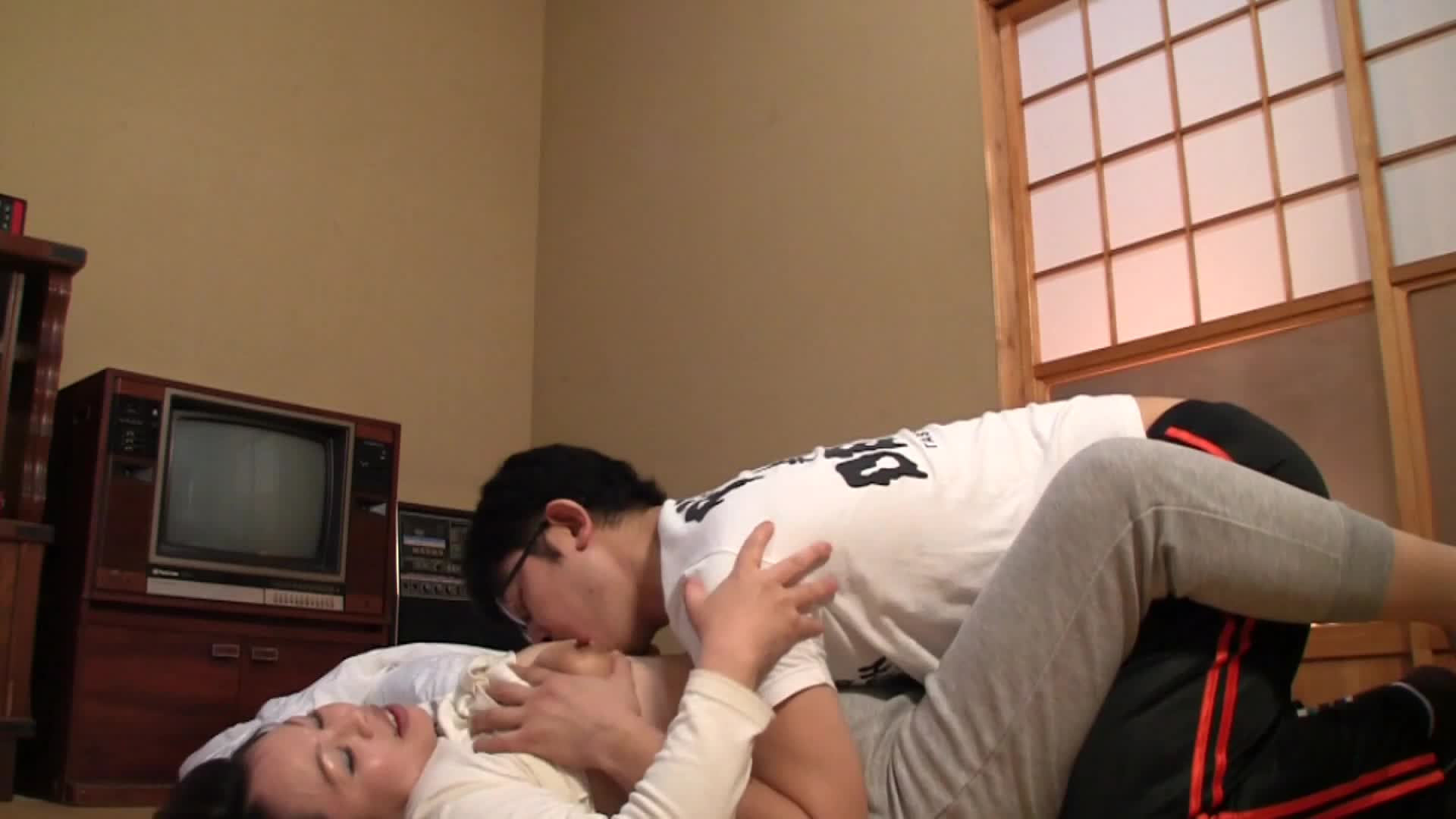 &quot;What&#039;s better about an aunt like this?&quot; I can&#039;t believe I&#039;m getting an erection from a 60-50-year-old man in the countryside...4 hours - AV大平台-Chinese Subtitles, Adult Films, AV, China, Online Streaming