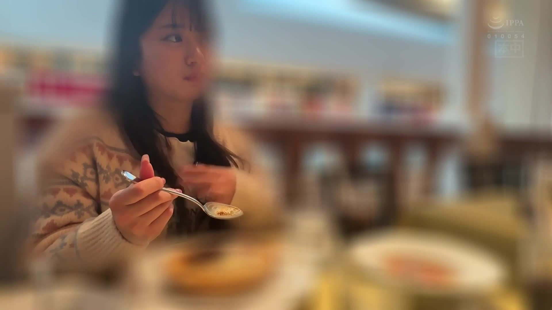當我妻子回老家探親時，我冒險邀請了我兒子就讀的幼兒園裡一位我覺得很可愛的矮小保育士約會，起初被拒絕了，但第二天她又聯絡我說OK，我們在橫濱約會，然後帶她去附近的旅館，她看起來非常開心，似乎也期待著這一切... 北岡果林 - AV大平台 - 中文字幕，成人影片，AV，國產，線上看