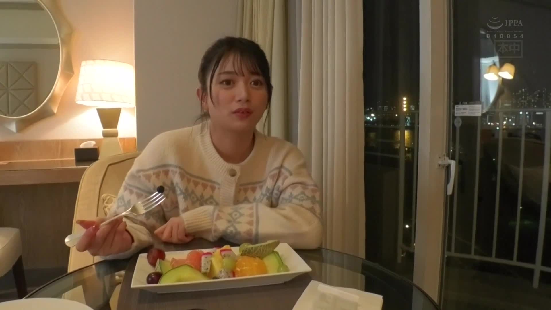 當我妻子回老家探親時，我冒險邀請了我兒子就讀的幼兒園裡一位我覺得很可愛的矮小保育士約會，起初被拒絕了，但第二天她又聯絡我說OK，我們在橫濱約會，然後帶她去附近的旅館，她看起來非常開心，似乎也期待著這一切... 北岡果林 - AV大平台 - 中文字幕，成人影片，AV，國產，線上看