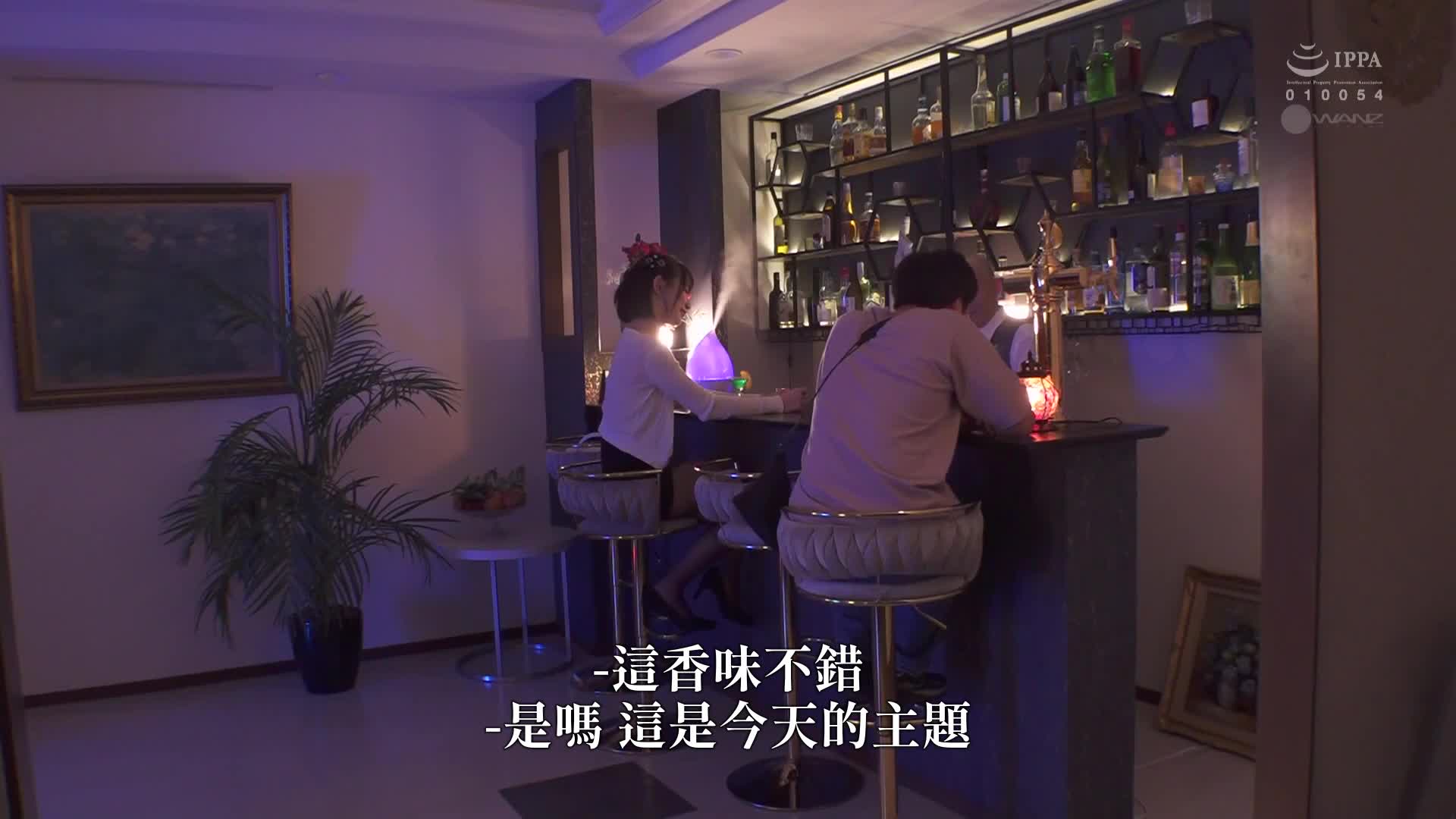 在银座的酒吧里，一位美女穿着黑色丝袜展现美腿，诱惑着男性进行逆向搭讪。她以蒸蒸足底按摩和蟹步踢击的方式，让男性多次射精，展现出天才级的性爱技巧。美谷朱音 - AV大平台-中文字幕,成人影片,AV,国产,线上看