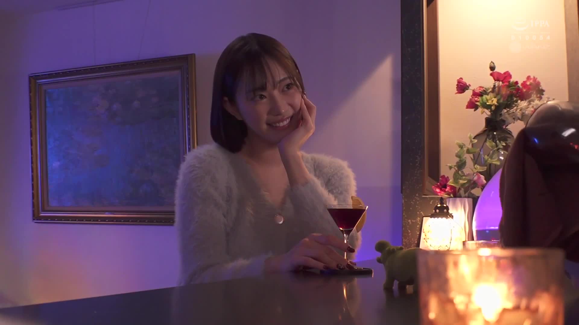 在银座的酒吧里，一位美女穿着黑色丝袜展现美腿，诱惑着男性进行逆向搭讪。她以蒸蒸足底按摩和蟹步踢击的方式，让男性多次射精，展现出天才级的性爱技巧。美谷朱音 - AV大平台-中文字幕,成人影片,AV,国产,线上看