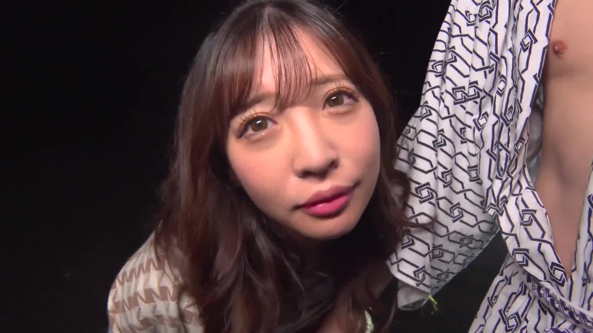 Aya, who gets into a tongue kiss while she is on a remote bi, squirts, cums inside her, and is convulsing. On an outdoor date, she kisses remote bi with a shaking creampie sex. Konaumi Aya - AV大平台-Chinese Subtitles, Adult Films, AV, China, Online Streaming