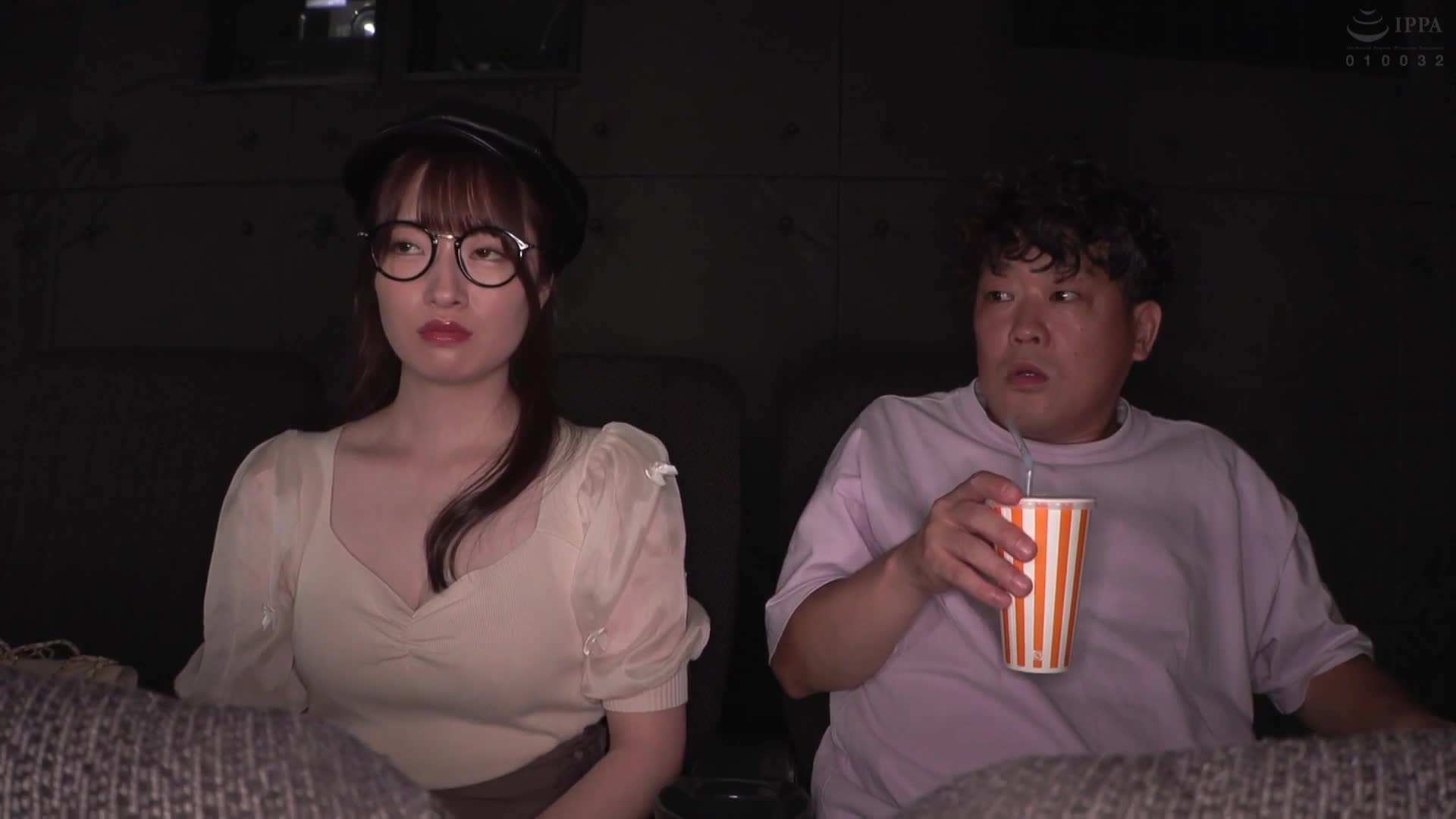 In the movie theater during the day on weekdays, alone with a beautiful woman! And this sister is a nympho! 2 During the screening, she approached me and groped my nipples and cock through my clothes... - AV大平台-Chinese Subtitles, Adult Films, AV, China, Online Streaming