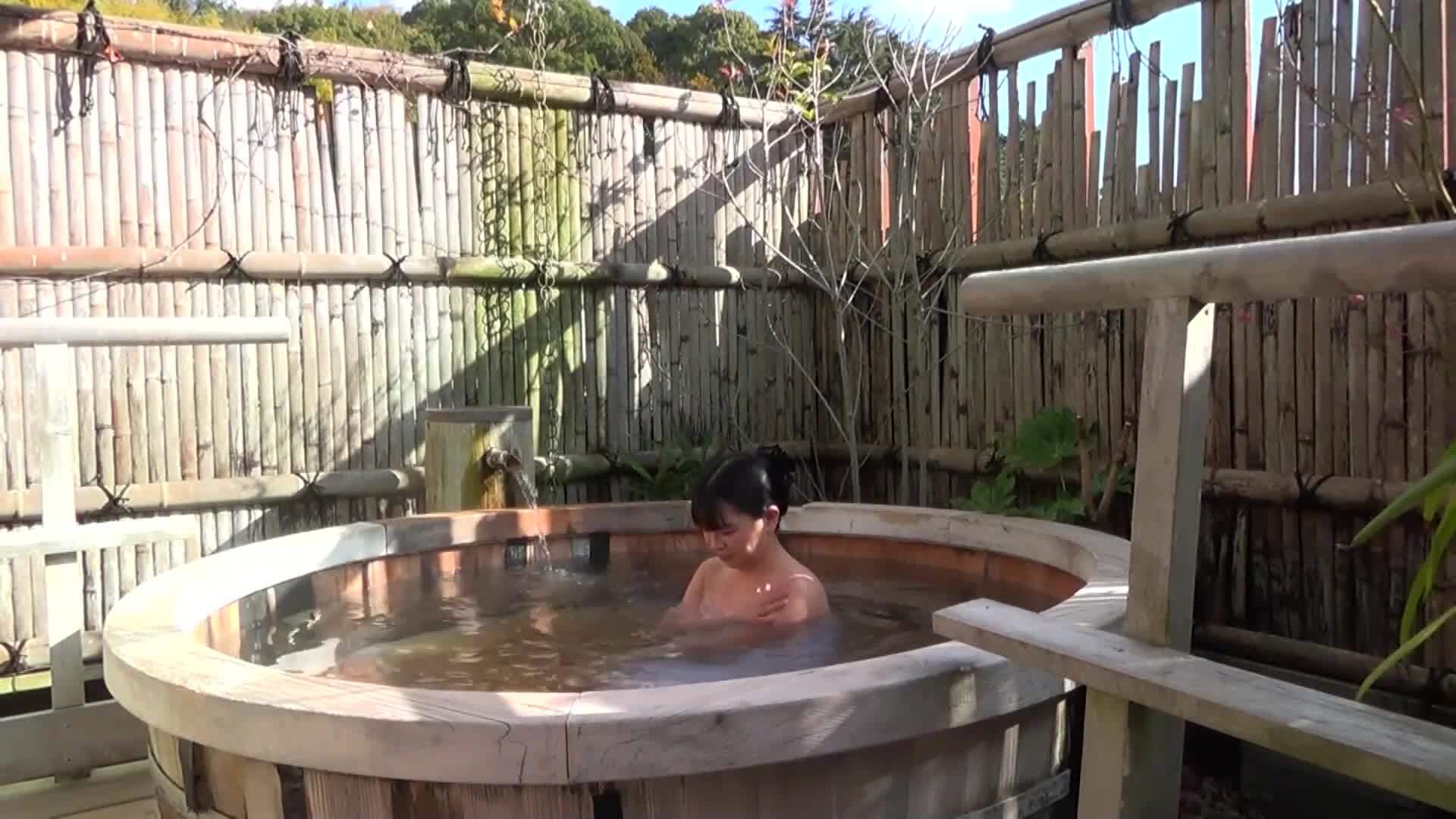 NTR露天温泉！出于丈夫的要求，三名迷人的巨乳人妻被迫与他人发生关系 - AV大平台-中文字幕,成人影片,AV,国产,线上看