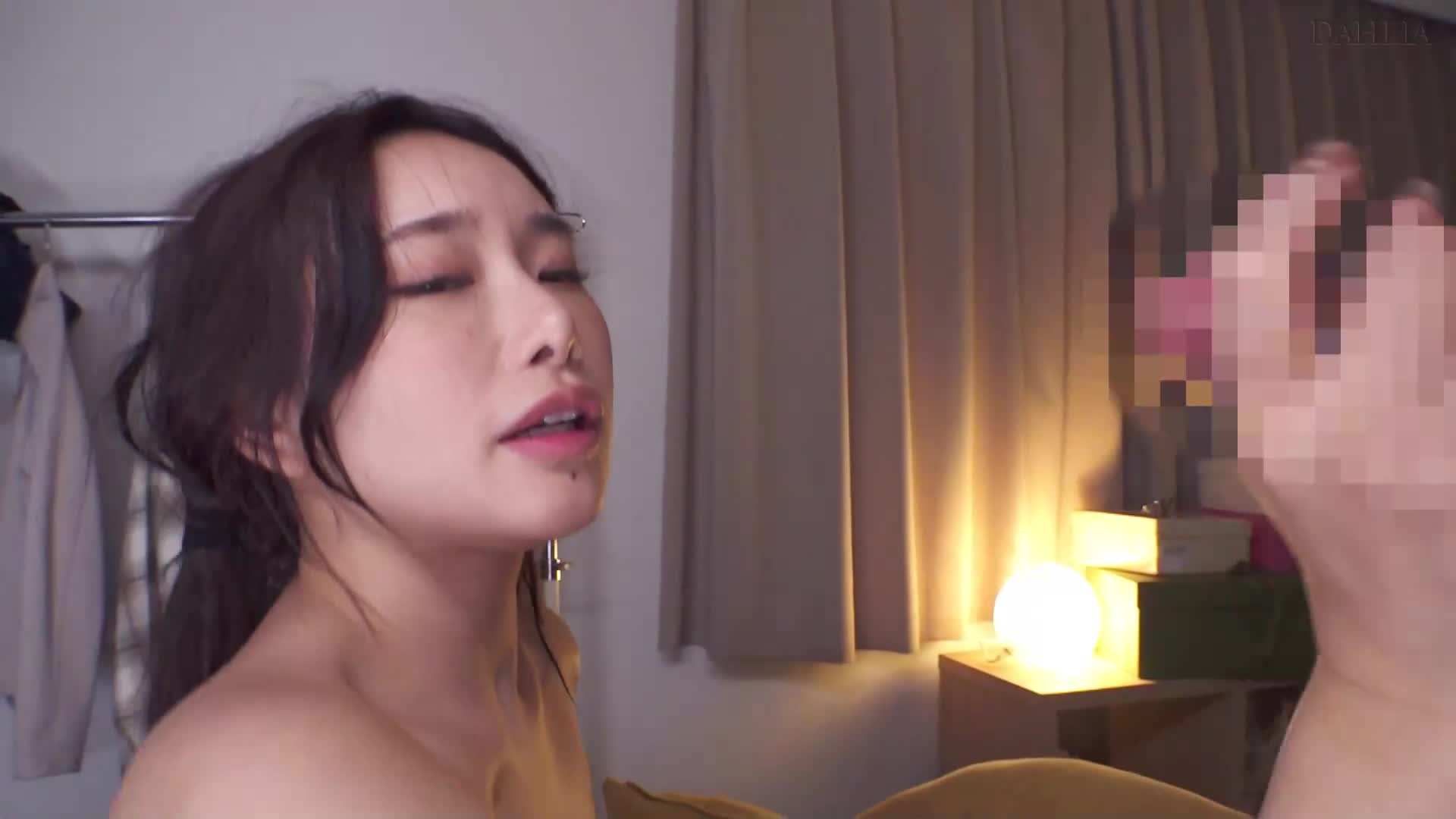 调子过头的港区狎客被清纯系女大生陷害，复仇影片竟被观看300万次。 三叶千春 - AV大平台-中文字幕,成人影片,AV,国产,线上看