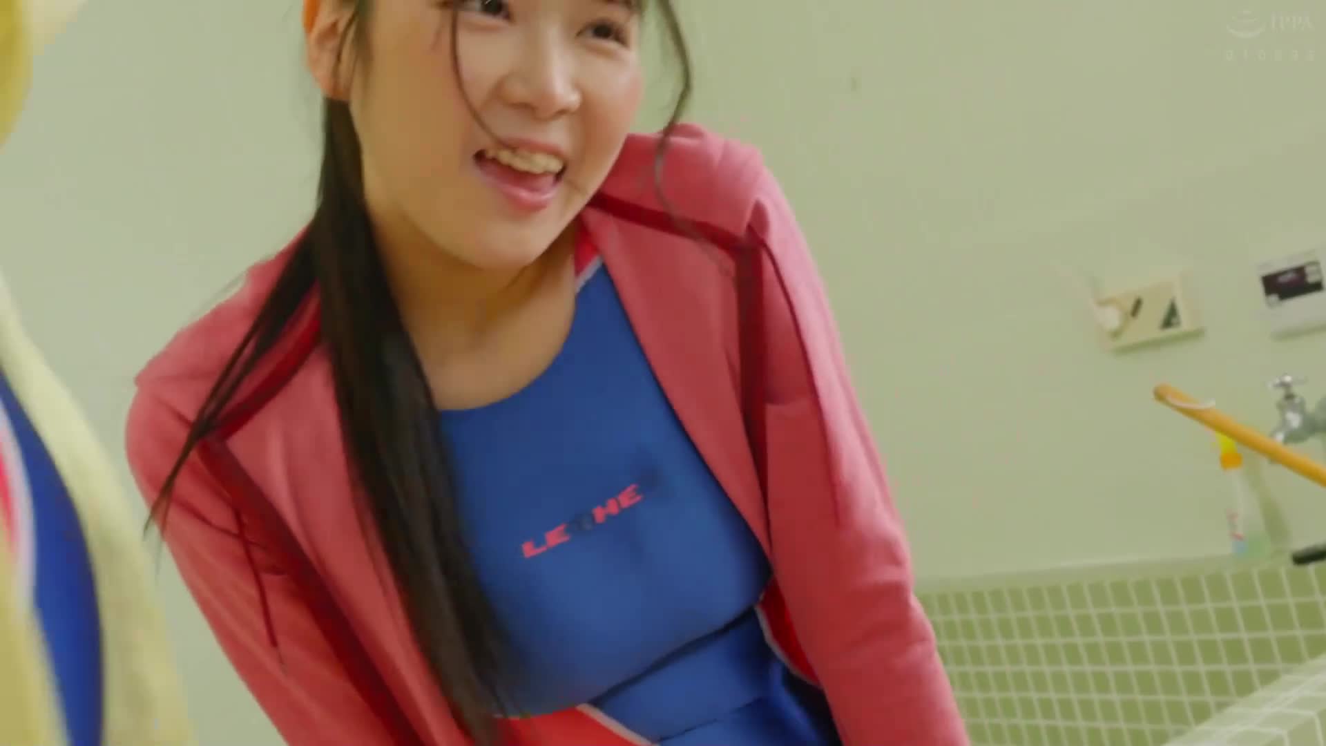游泳隊在合宿地進行大掃除！眼前展開的女子隊員穿著突出的競泳泳衣，讓男生難以控制勃起…我是唯一一個男生參加游泳隊的合宿！4 - AV大平台 - 中文字幕，成人影片，AV，國產，線上看