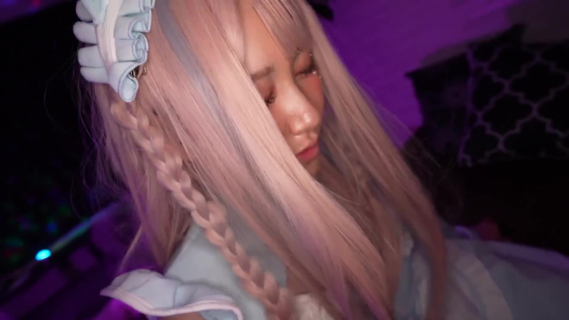 A super cute and cute cosplayer who captivates fans, gives them an aphrodisiac and gives them an off-line sex! Secret free man! - AV大平台-Chinese Subtitles, Adult Films, AV, China, Online Streaming