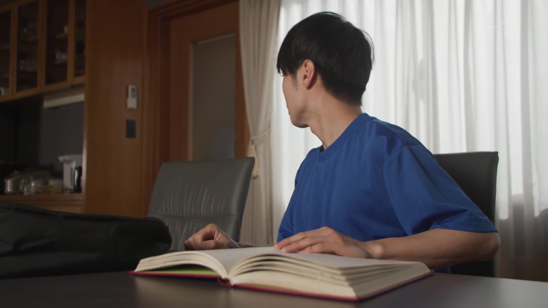 A deep, intimate affair begins with an accident with my friend&#039;s mother, who always has no bra and beautiful breasts, seduces me unconsciously with her. Kirioka Satsuki - AV大平台-Chinese Subtitles, Adult Films, AV, China, Online Streaming