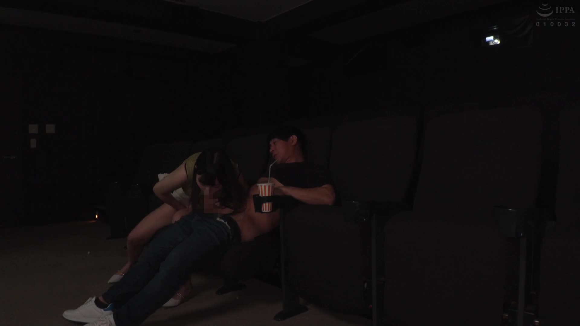 I&#039;m the only customers at the cinema during the day on weekdays and I&#039;m a nymphomaniac... It&#039;s a movie I&#039;ve wanted to see so much, but I can&#039;t concentrate at all because of the slut who keeps playing with my nipples and dick over my clothes! - AV大平台-Chinese Subtitles, Adult Films, AV, China, Online Streaming