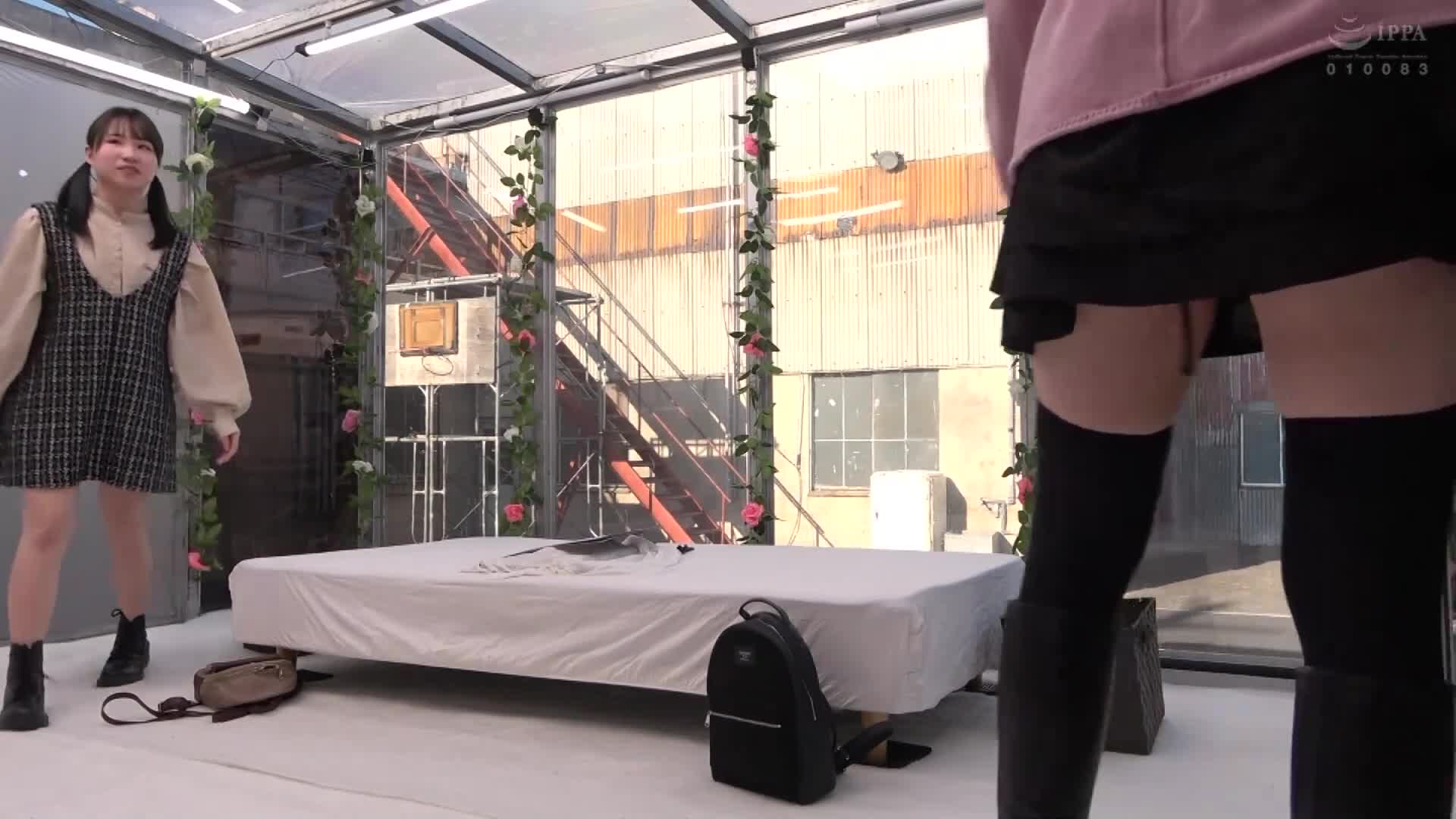 露脸MM号 亲密女友限定 魔法镜 亲密的素人女大生两人首次挑战「Les H逃脱游戏」！即使害羞，也有Les吻/互相手淫/Les舔阴/Les玩具/贝合！兴奋的两位朋友同时高潮不停！ - AV大平台-中文字幕,成人影片,AV,国产,线上看