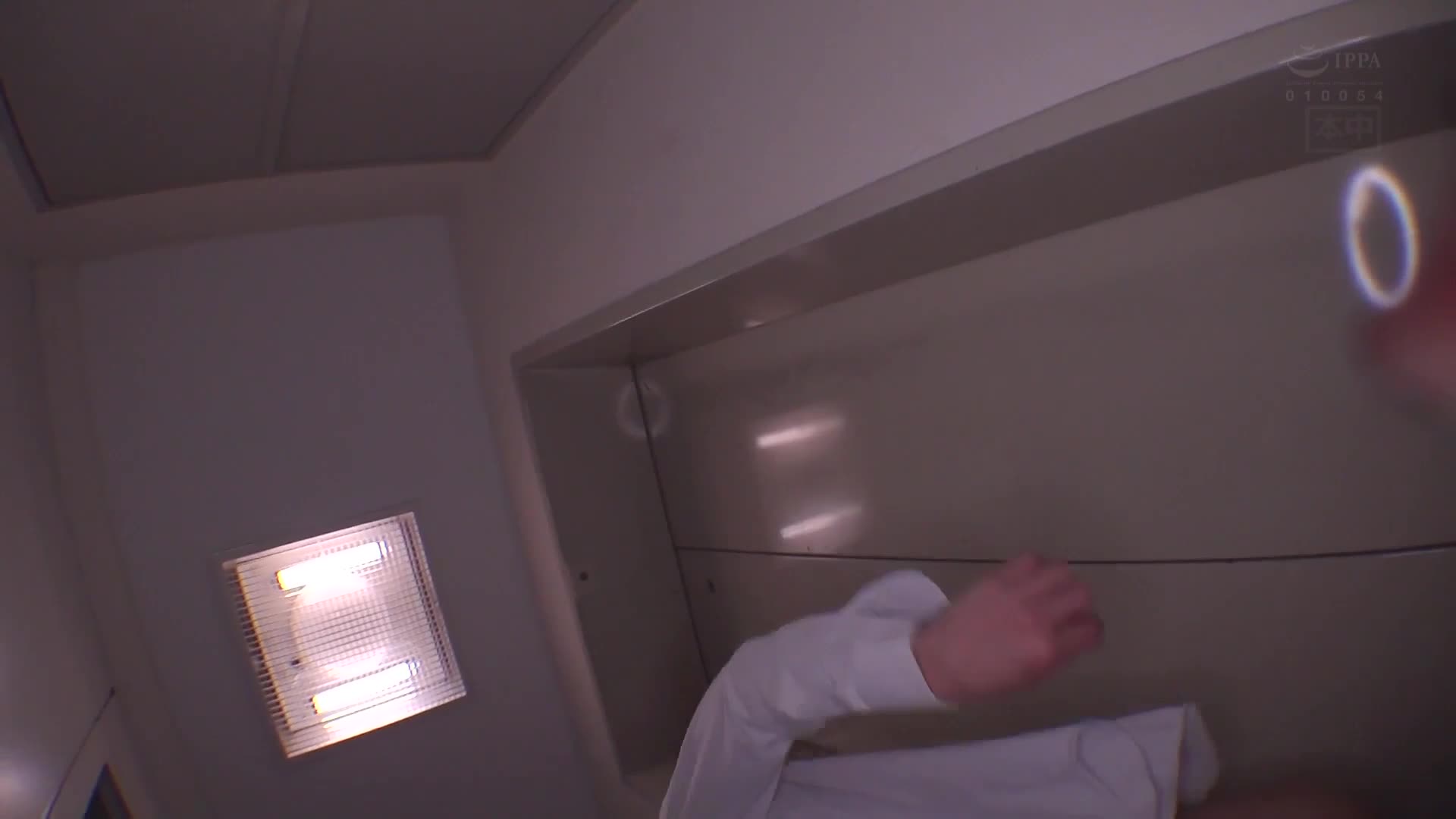 朴素安静的OL在下班后变身成众人瞩目的夜蝶，同事们还不知道她在任何地方都在猎食男人。闪亮BITCH 变身中出性交 五日市芽依 - AV大平台-中文字幕,成人影片,AV,国产,线上看