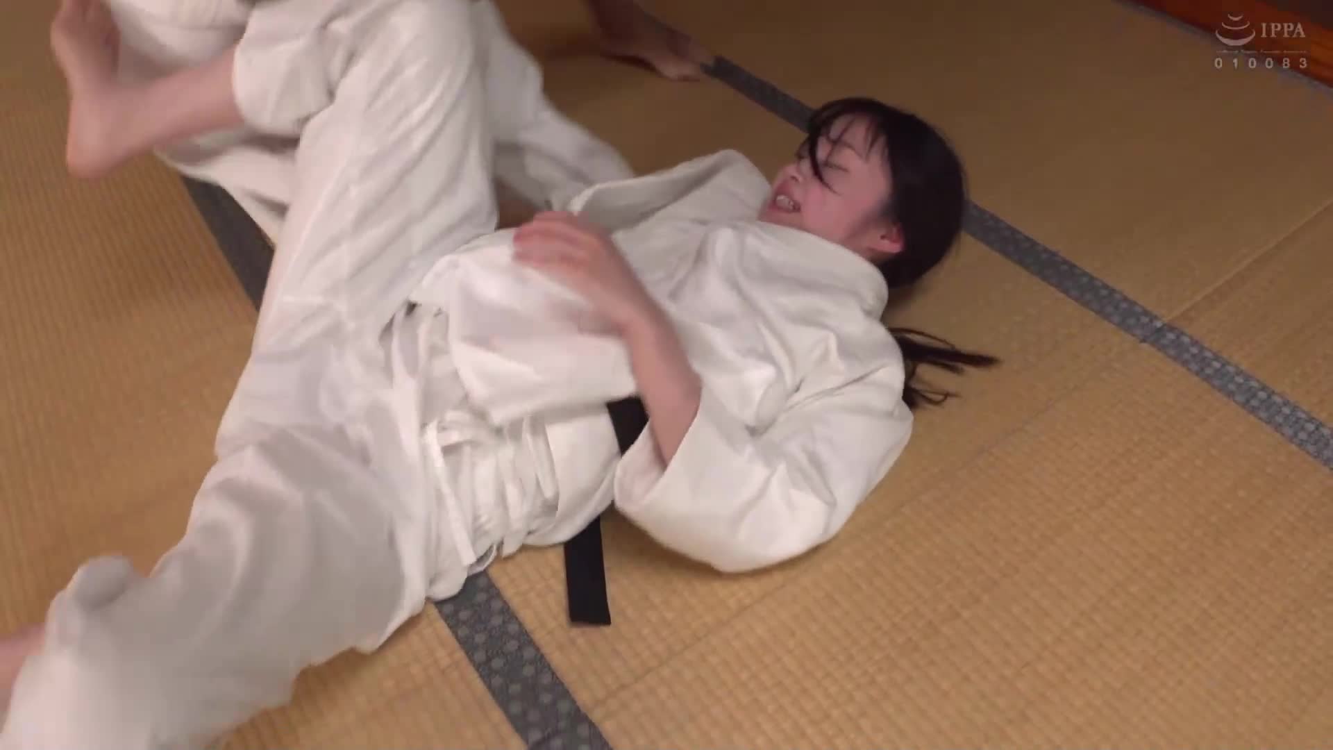 一般男女监控AV 格斗技女大生对抗性骚扰强奸魔［柔道/少林寺拳法/剑道］赢了就有100万日圆！输了就立刻肏穴中出！面对无规则的性骚扰攻击！火爆激烈的三番真剑对决！ - AV大平台-中文字幕,成人影片,AV,国产,线上看