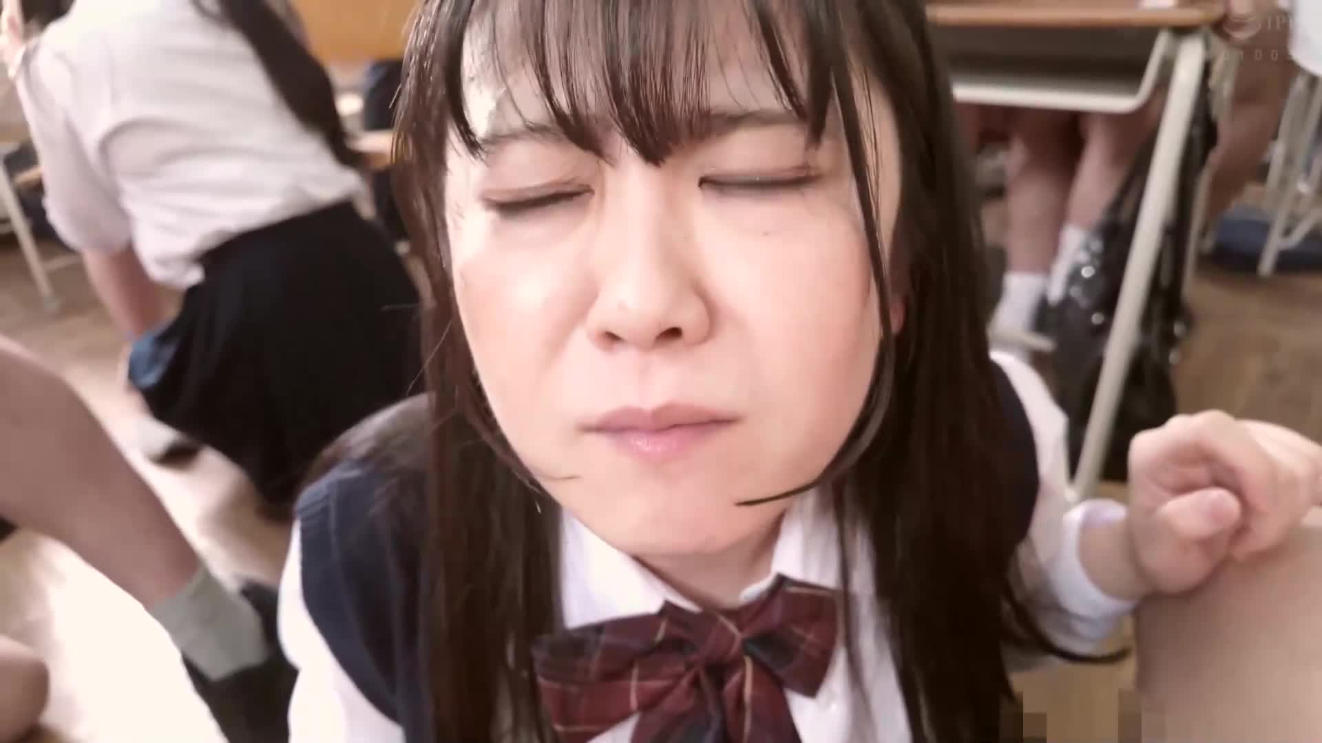 這所學校獨有的傳統活動！那就是處男處女畢業典禮！學生必須在未經歷性行為的情況下才能升學或就業！此外，作為性教育的一部分，老師還會指導有經驗的人進行性行為！當畢業典禮開始時，教室內男女生熱烈交織在一起！汗水和精液四處飛濺，學生們... - AV大平台 - 中文字幕，成人影片，AV，國產，線上看