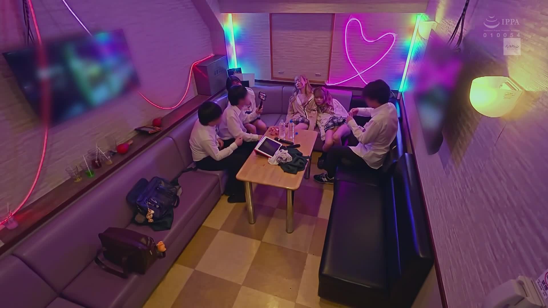 KTV包廂裏超拽美少女三人組被激怒店員下藥迷翻硬上全記錄 美澄玲衣 小野寺舞 - AV大平台 - 中文字幕，成人影片，AV，國產，線上看